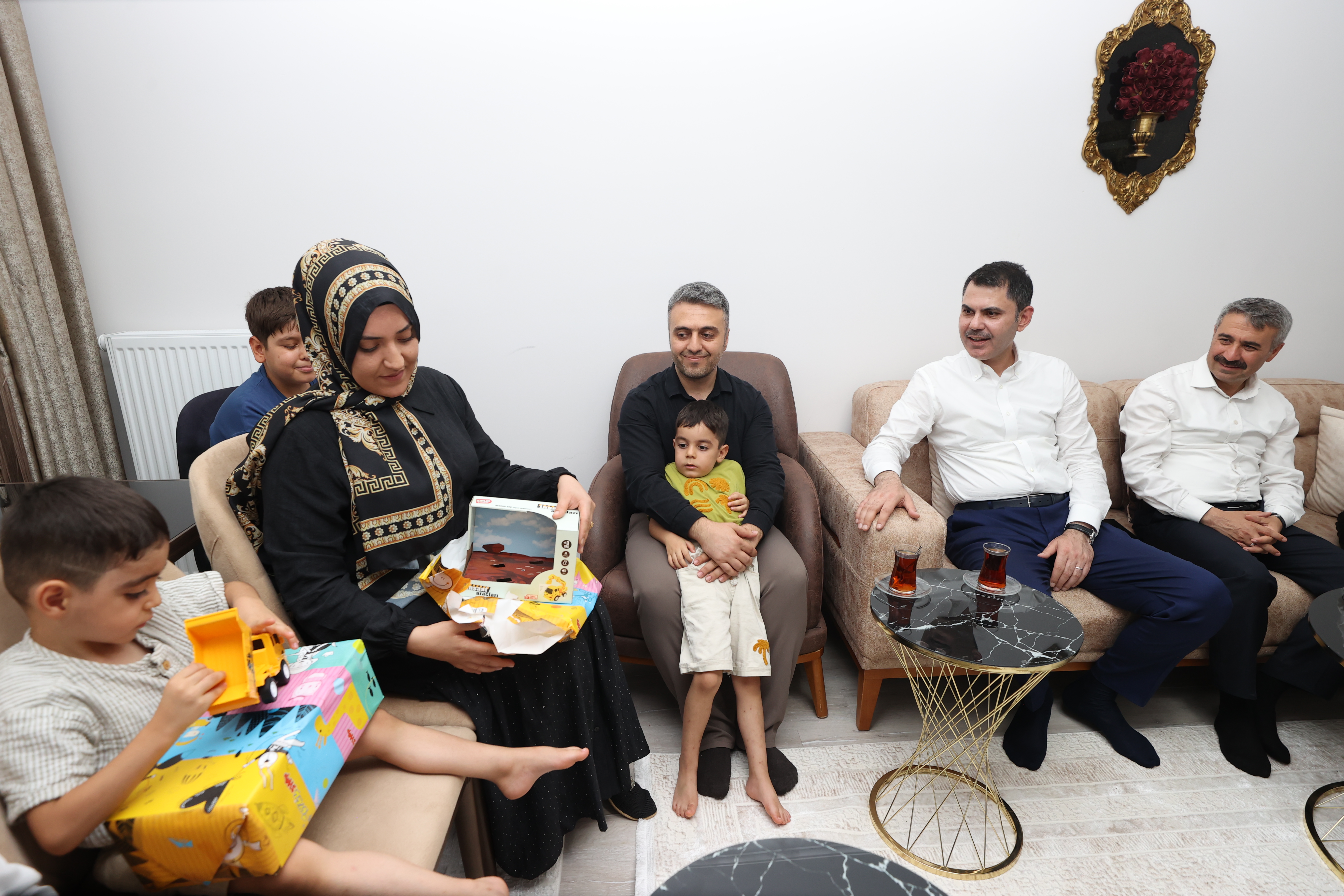 BAKAN KURUM, DEPREMZEDE AİLEYİ ZİYARET ETTİ, DÜĞÜN EVİNDEKİ EĞLENCEYE ORTAK OLDU
