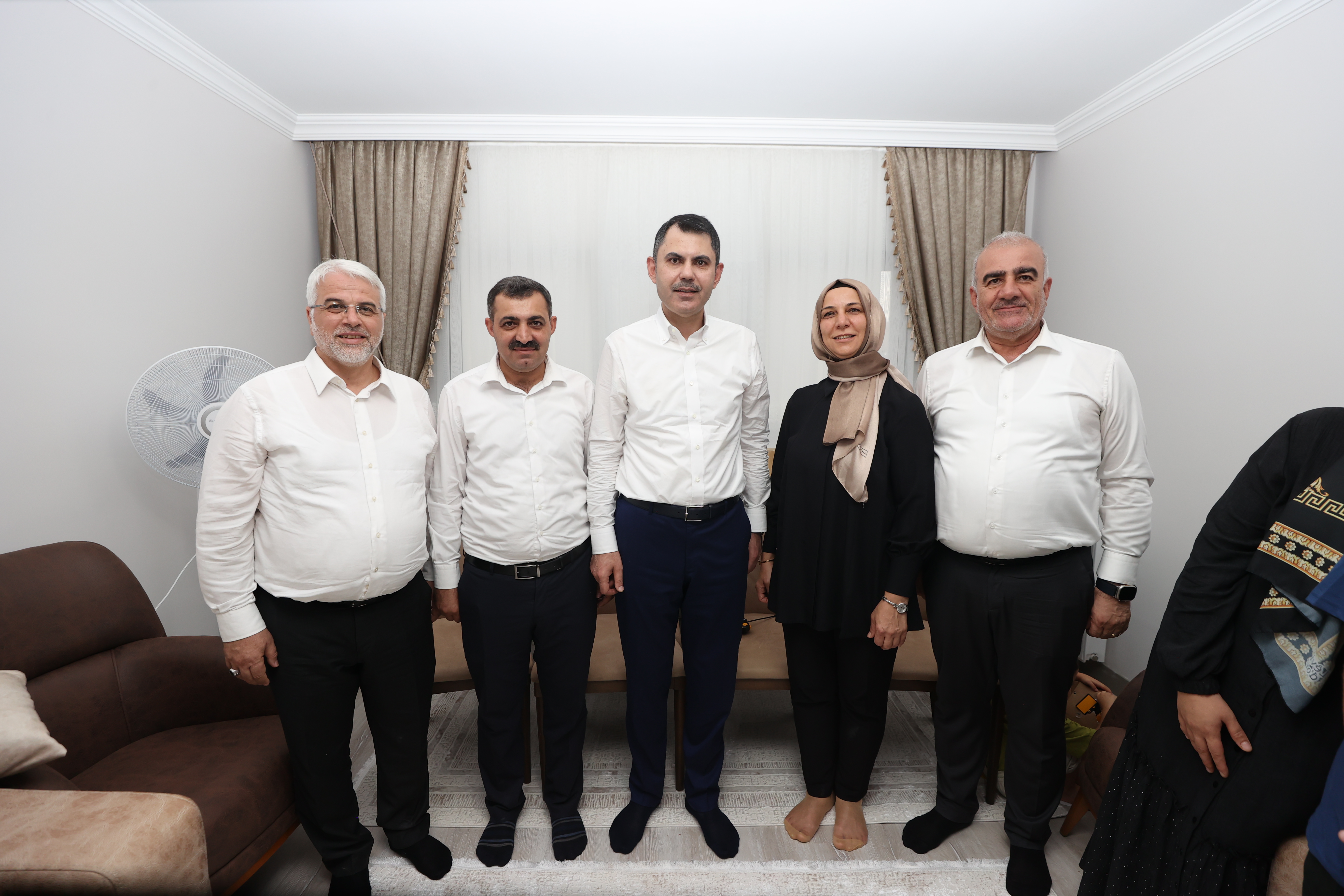 BAKAN KURUM, DEPREMZEDE AİLEYİ ZİYARET ETTİ, DÜĞÜN EVİNDEKİ EĞLENCEYE ORTAK OLDU