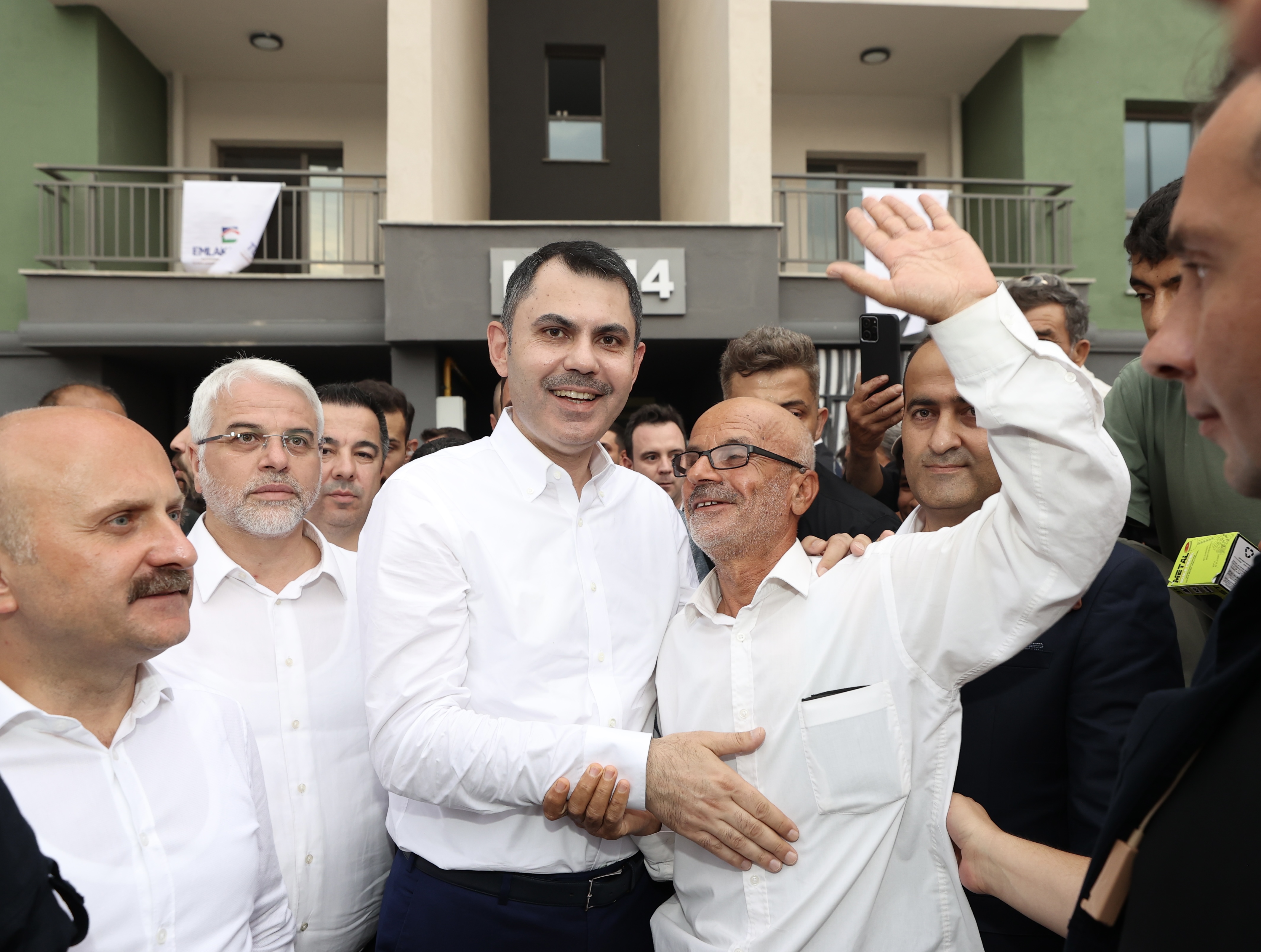 BAKAN KURUM, DEPREMZEDE AİLEYİ ZİYARET ETTİ, DÜĞÜN EVİNDEKİ EĞLENCEYE ORTAK OLDU
