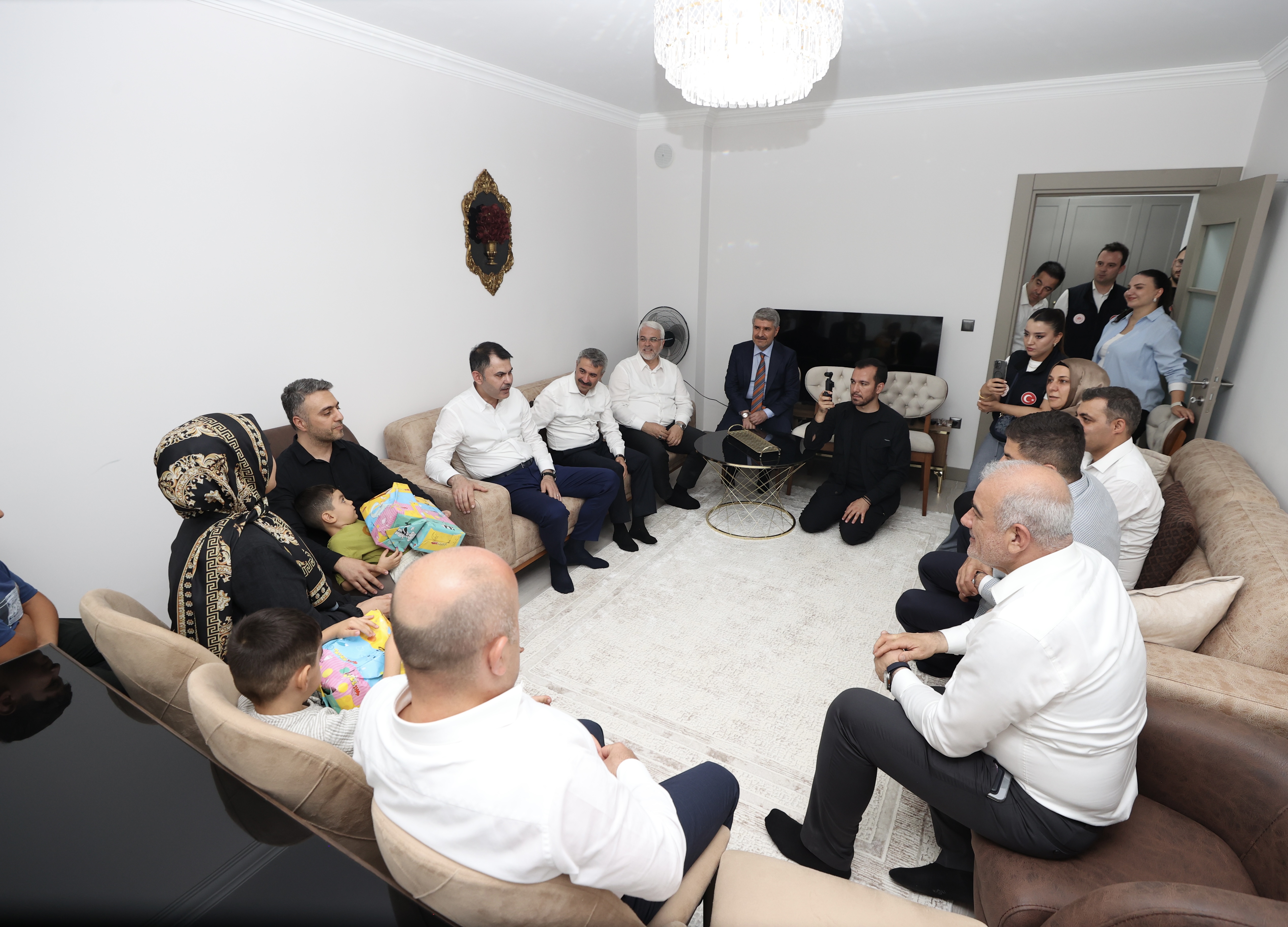 BAKAN KURUM, DEPREMZEDE AİLEYİ ZİYARET ETTİ, DÜĞÜN EVİNDEKİ EĞLENCEYE ORTAK OLDU
