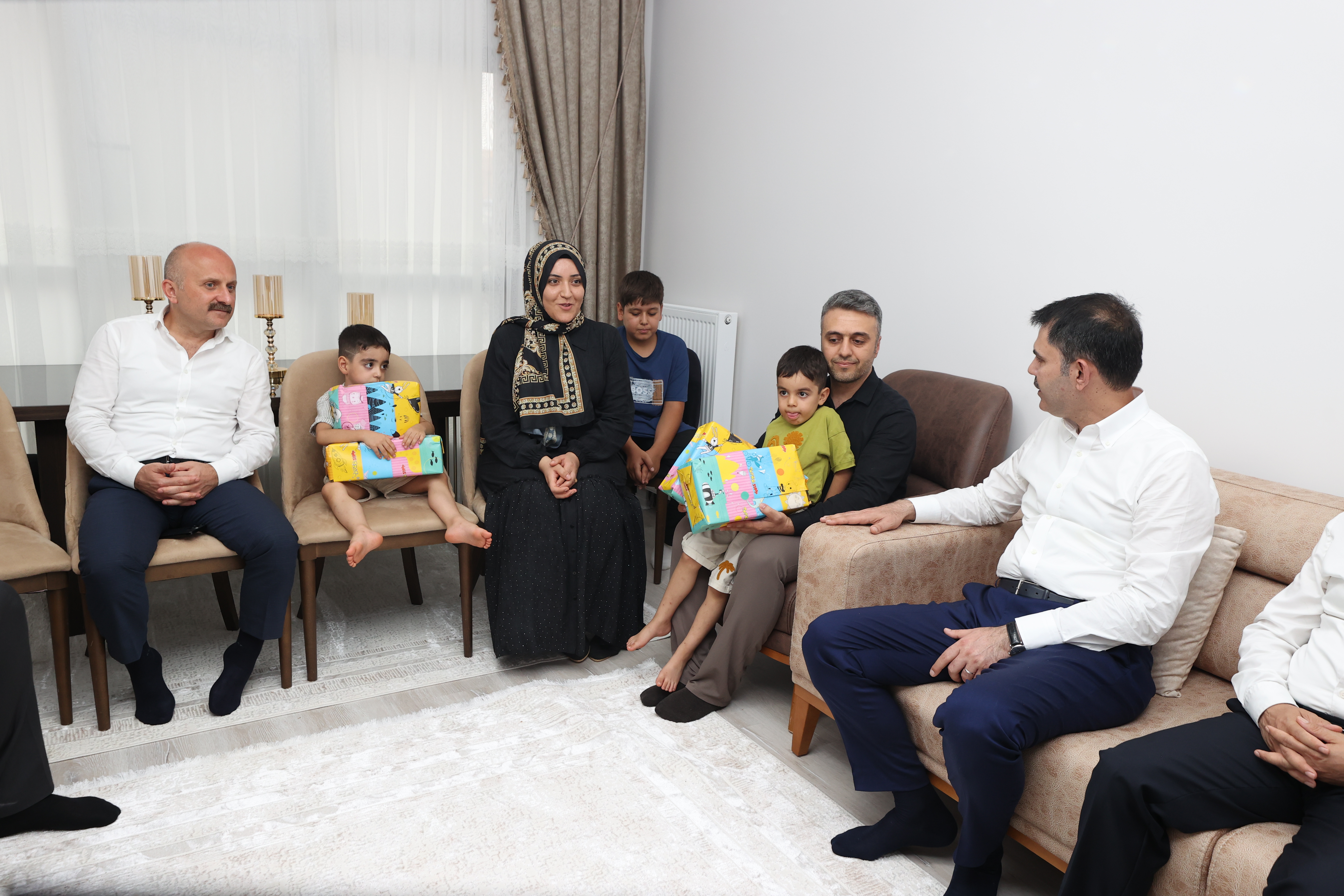 BAKAN KURUM, DEPREMZEDE AİLEYİ ZİYARET ETTİ, DÜĞÜN EVİNDEKİ EĞLENCEYE ORTAK OLDU