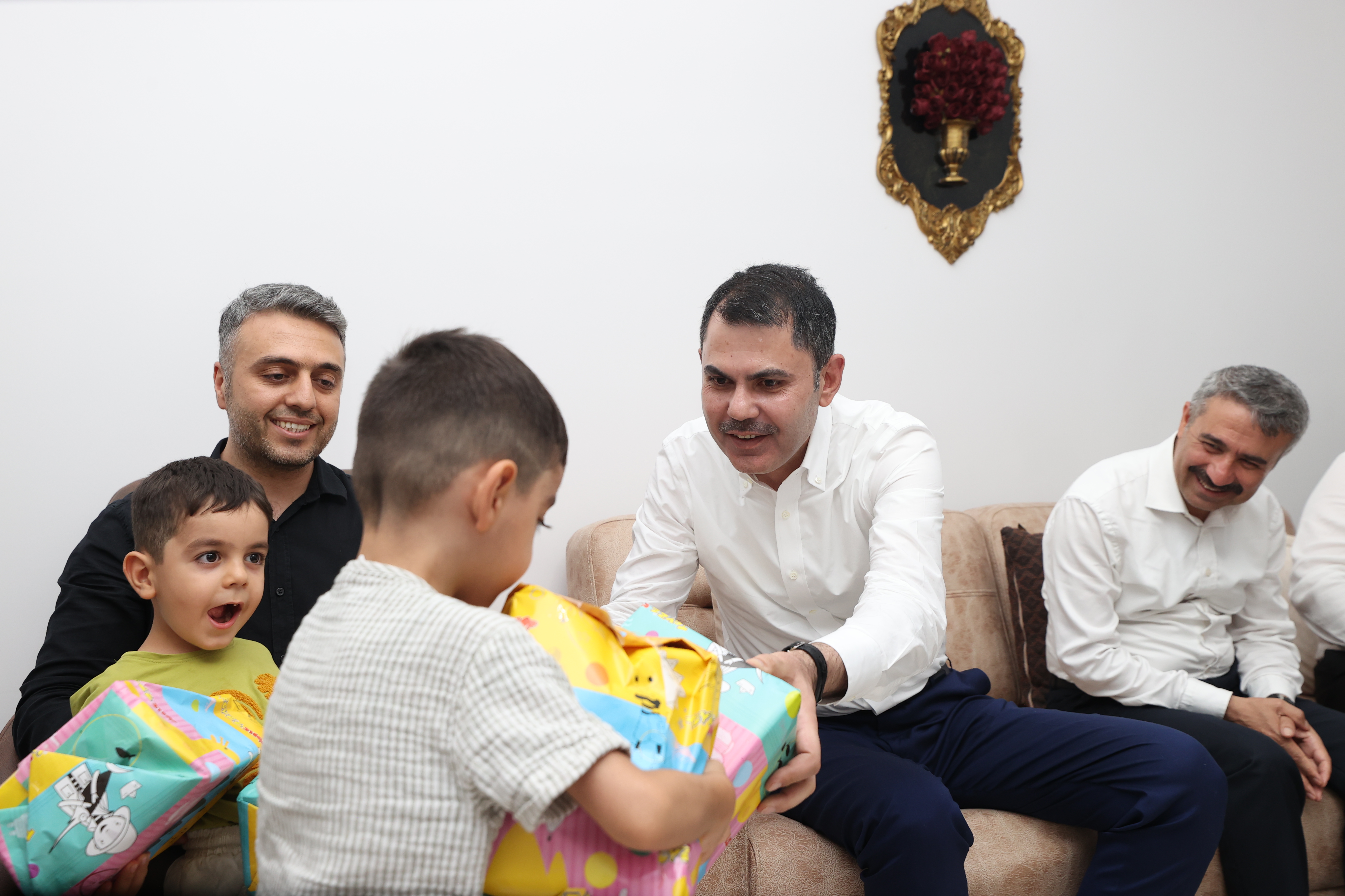 BAKAN KURUM, DEPREMZEDE AİLEYİ ZİYARET ETTİ, DÜĞÜN EVİNDEKİ EĞLENCEYE ORTAK OLDU