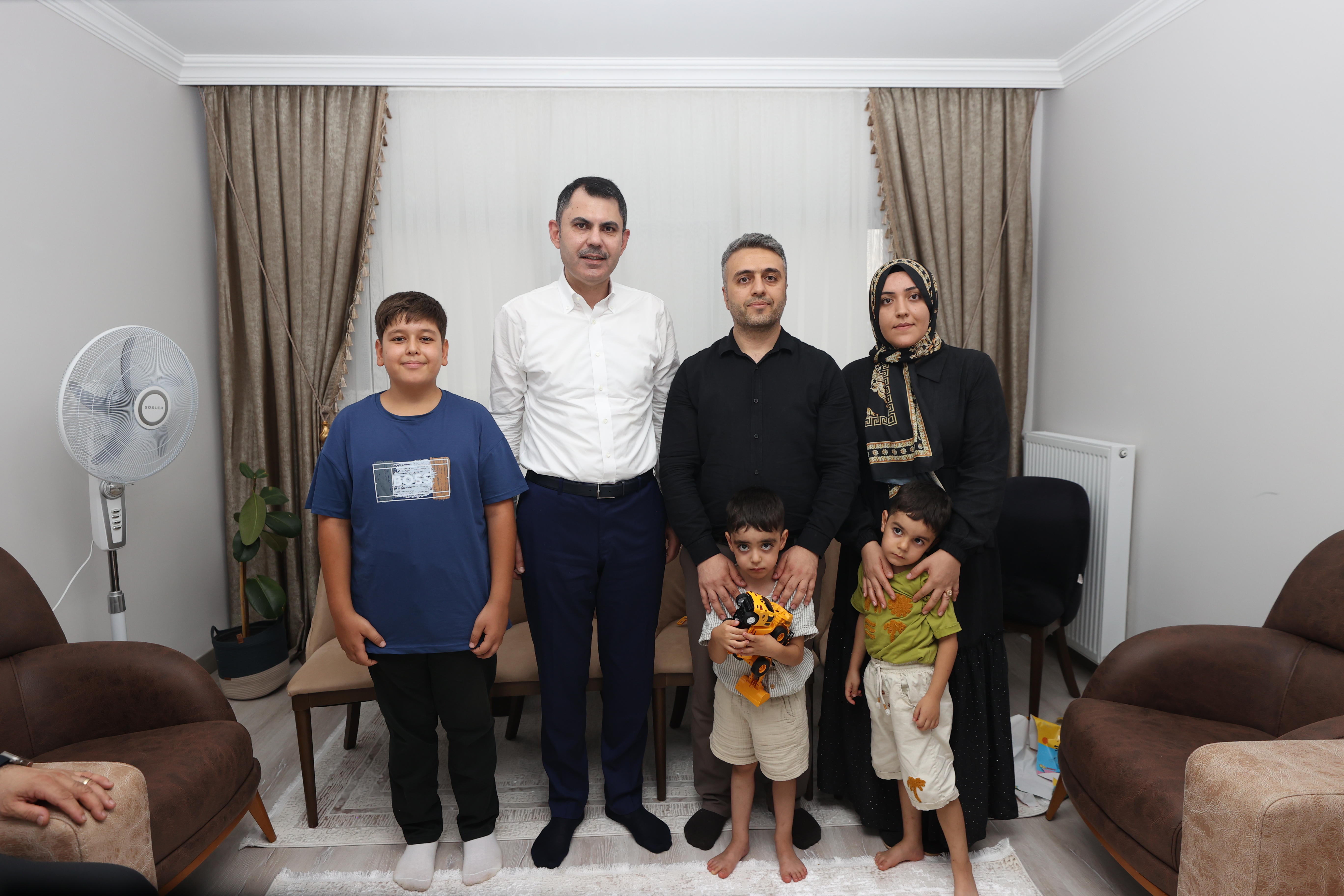 BAKAN KURUM, DEPREMZEDE AİLEYİ ZİYARET ETTİ, DÜĞÜN EVİNDEKİ EĞLENCEYE ORTAK OLDU