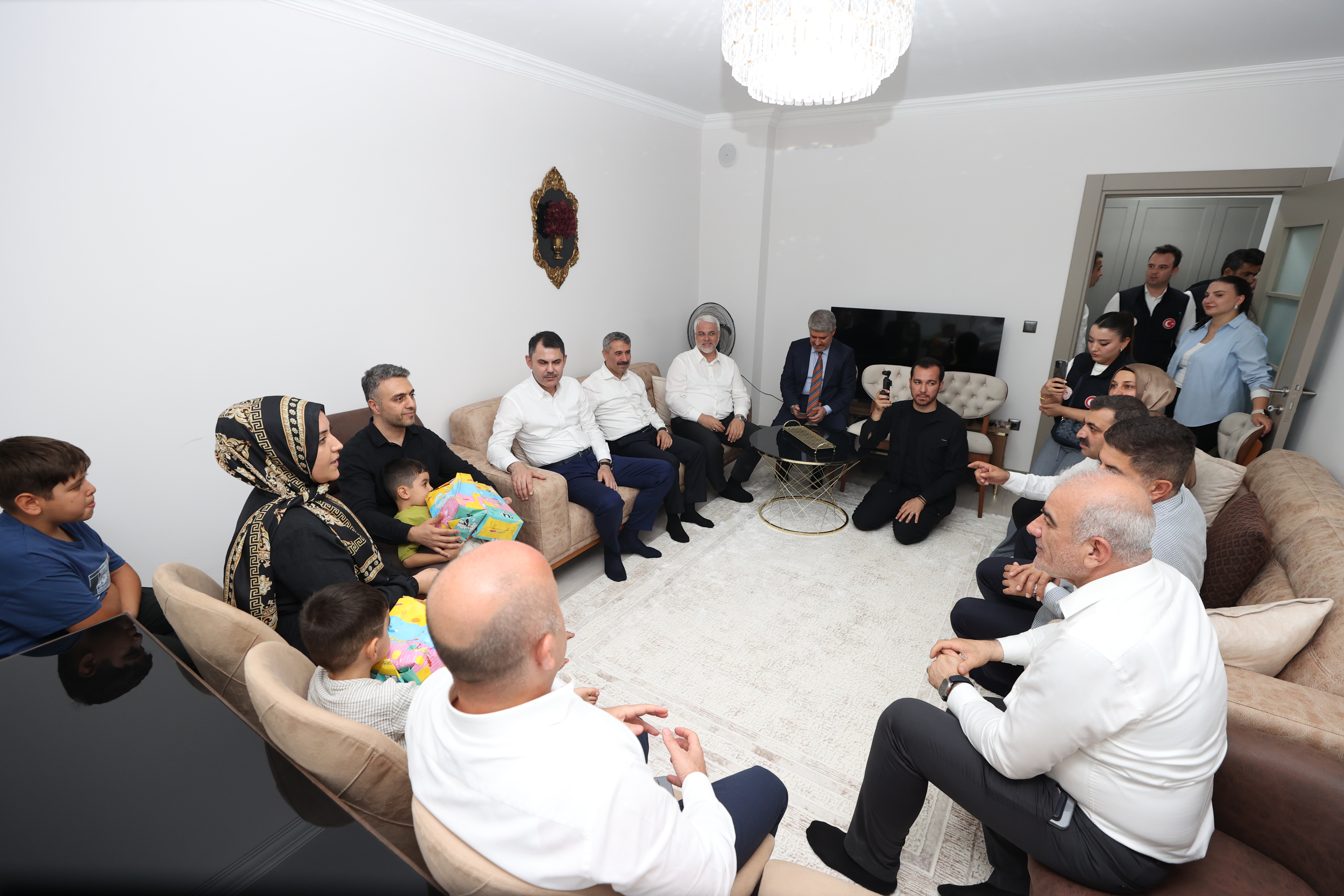 BAKAN KURUM, DEPREMZEDE AİLEYİ ZİYARET ETTİ, DÜĞÜN EVİNDEKİ EĞLENCEYE ORTAK OLDU