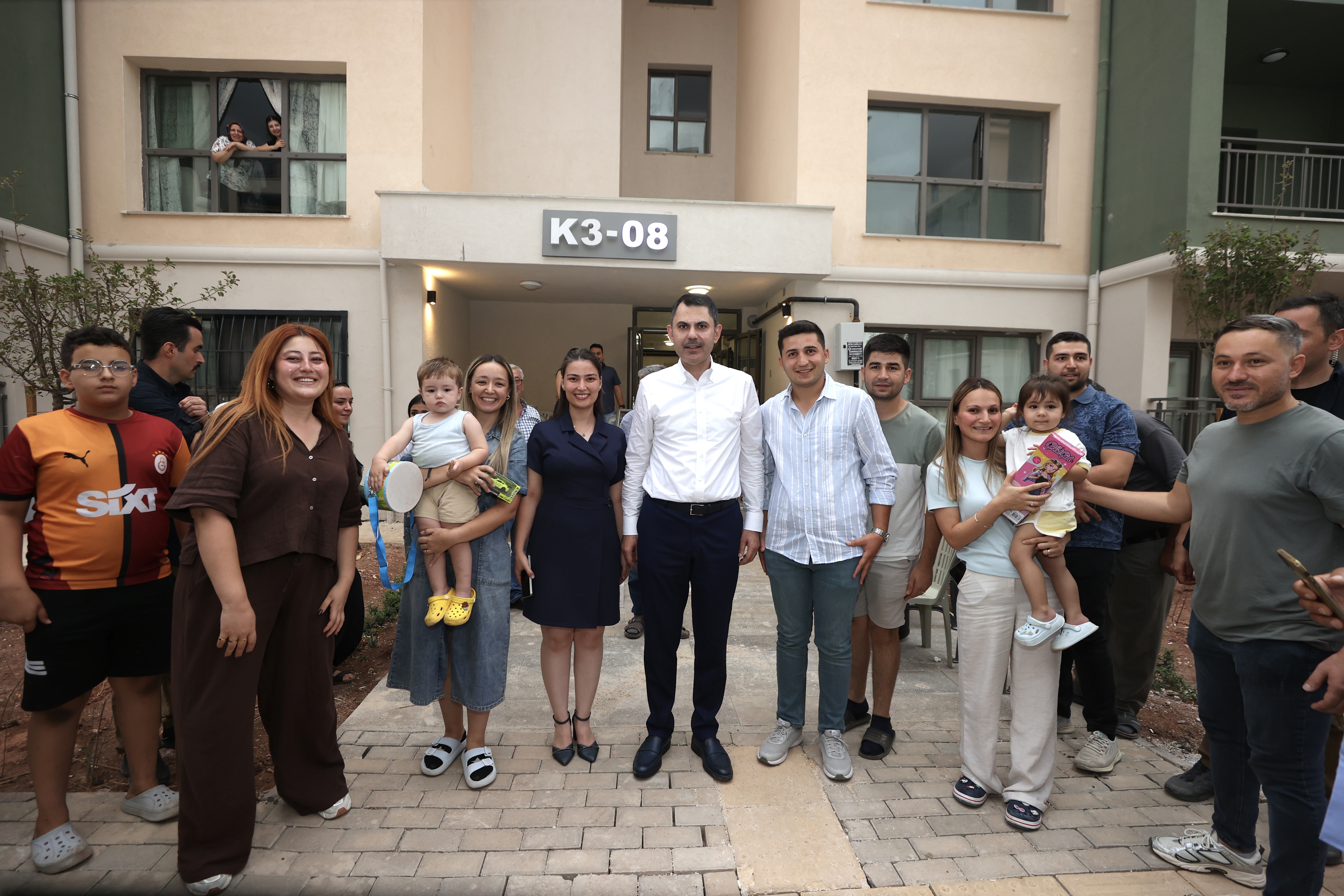 BAKAN KURUM, DEPREMZEDE AİLEYİ ZİYARET ETTİ, DÜĞÜN EVİNDEKİ EĞLENCEYE ORTAK OLDU