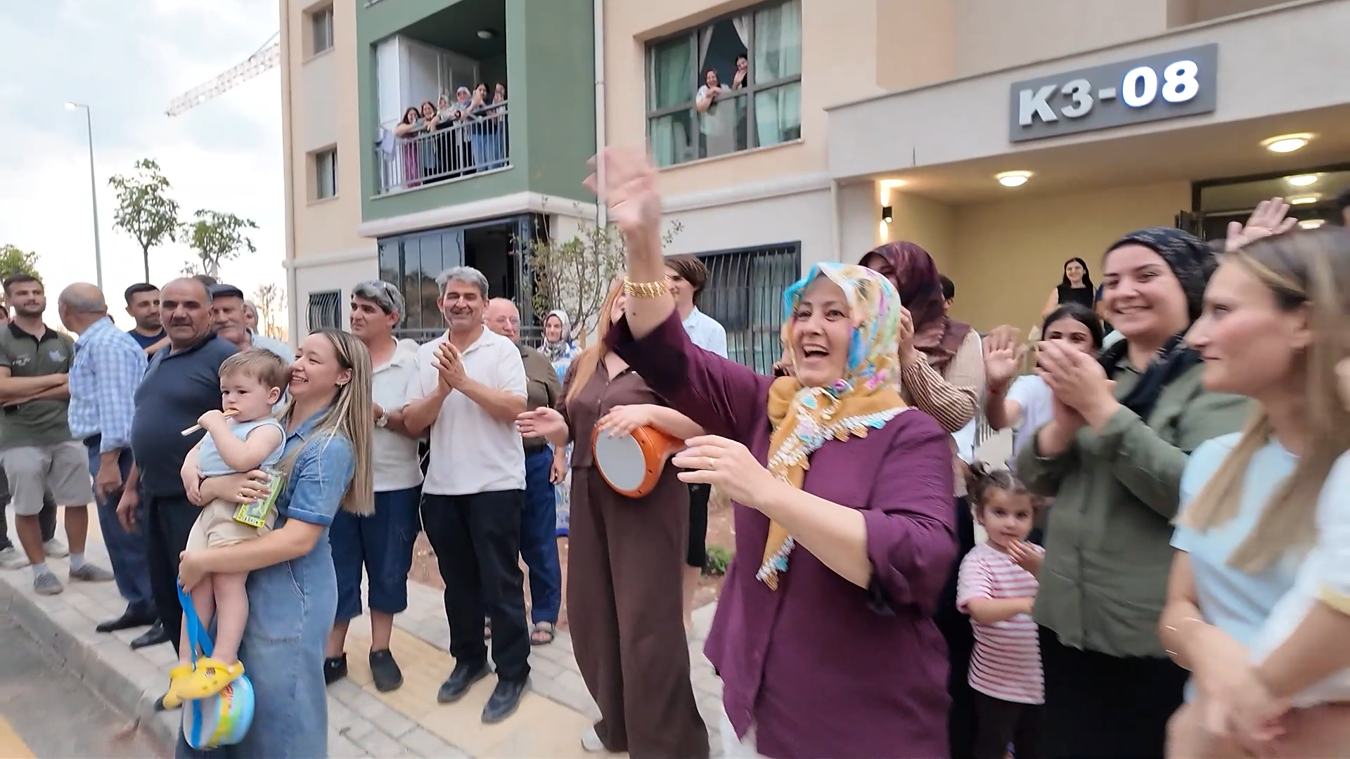 BAKAN KURUM, DEPREMZEDE AİLEYİ ZİYARET ETTİ, DÜĞÜN EVİNDEKİ EĞLENCEYE ORTAK OLDU