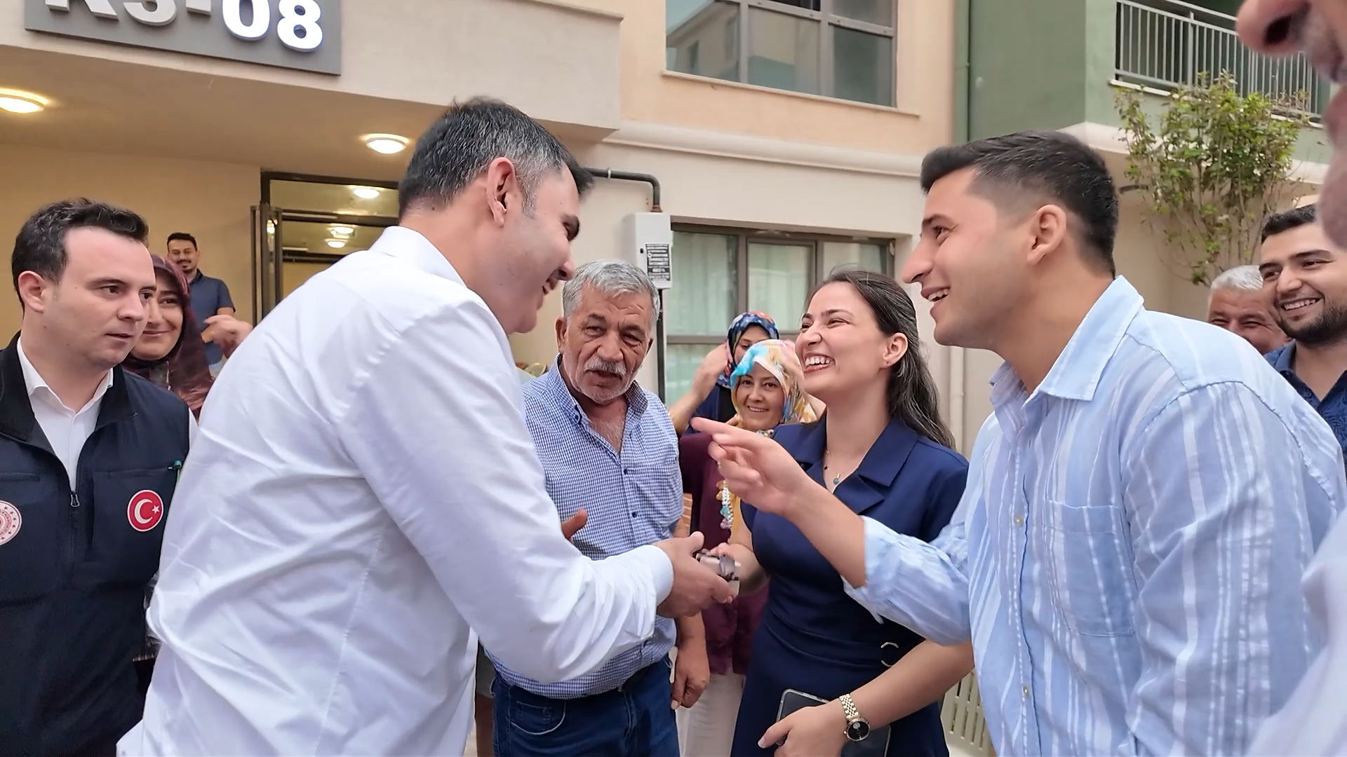 BAKAN KURUM, DEPREMZEDE AİLEYİ ZİYARET ETTİ, DÜĞÜN EVİNDEKİ EĞLENCEYE ORTAK OLDU