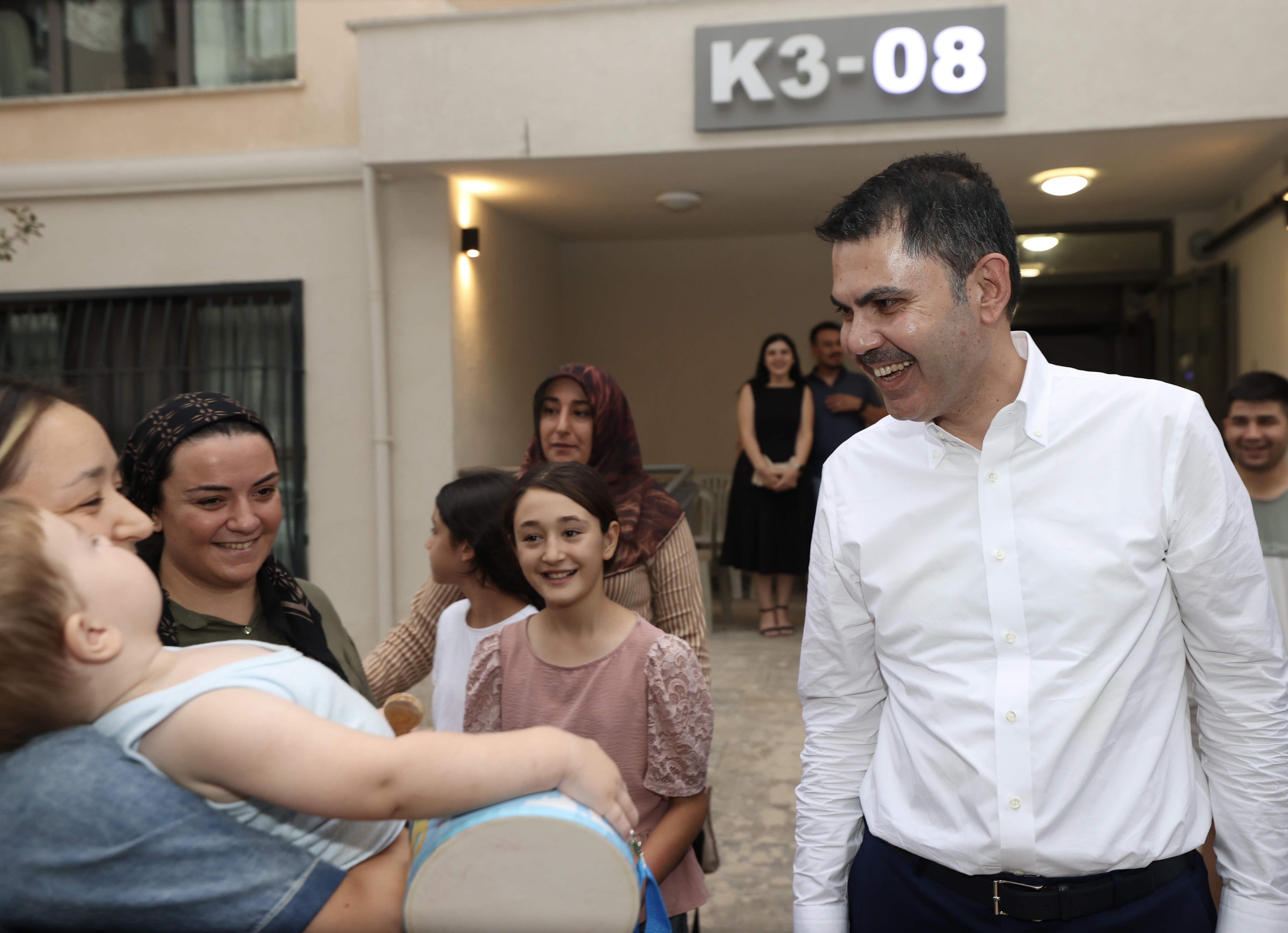 BAKAN KURUM, DEPREMZEDE AİLEYİ ZİYARET ETTİ, DÜĞÜN EVİNDEKİ EĞLENCEYE ORTAK OLDU