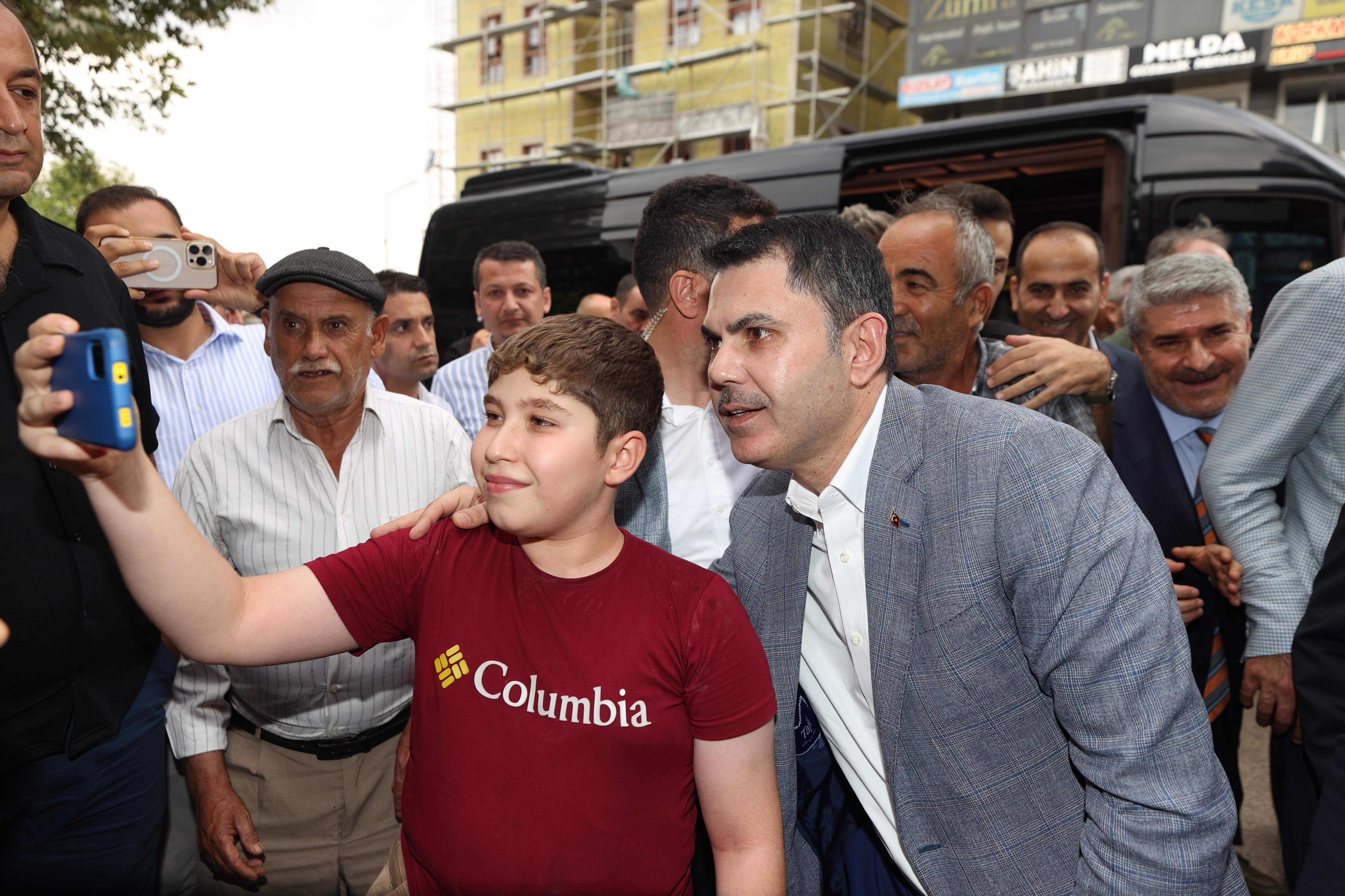 BAKAN KURUM, DEPREMZEDE AİLEYİ ZİYARET ETTİ, DÜĞÜN EVİNDEKİ EĞLENCEYE ORTAK OLDU