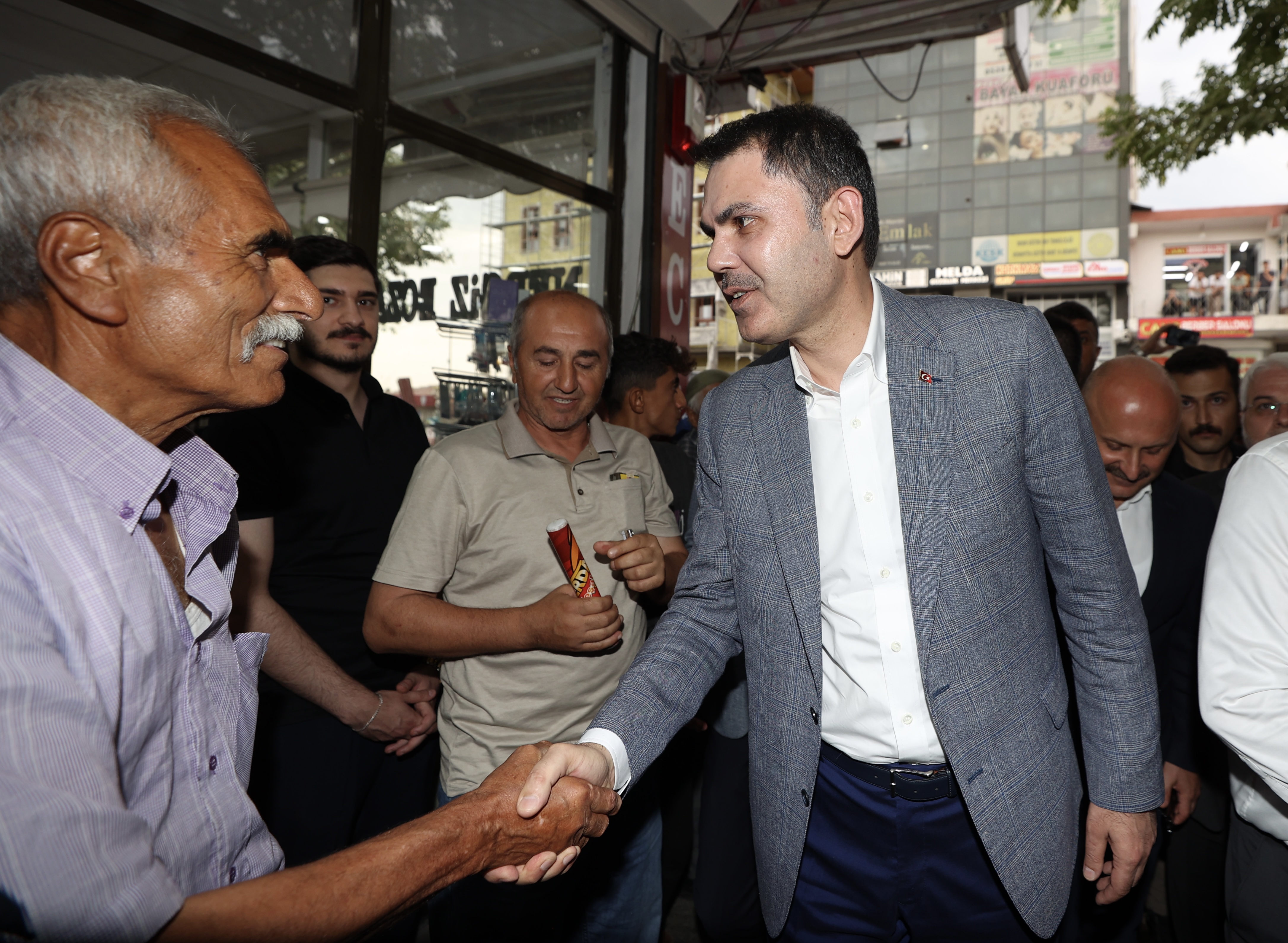 BAKAN KURUM, DEPREMZEDE AİLEYİ ZİYARET ETTİ, DÜĞÜN EVİNDEKİ EĞLENCEYE ORTAK OLDU