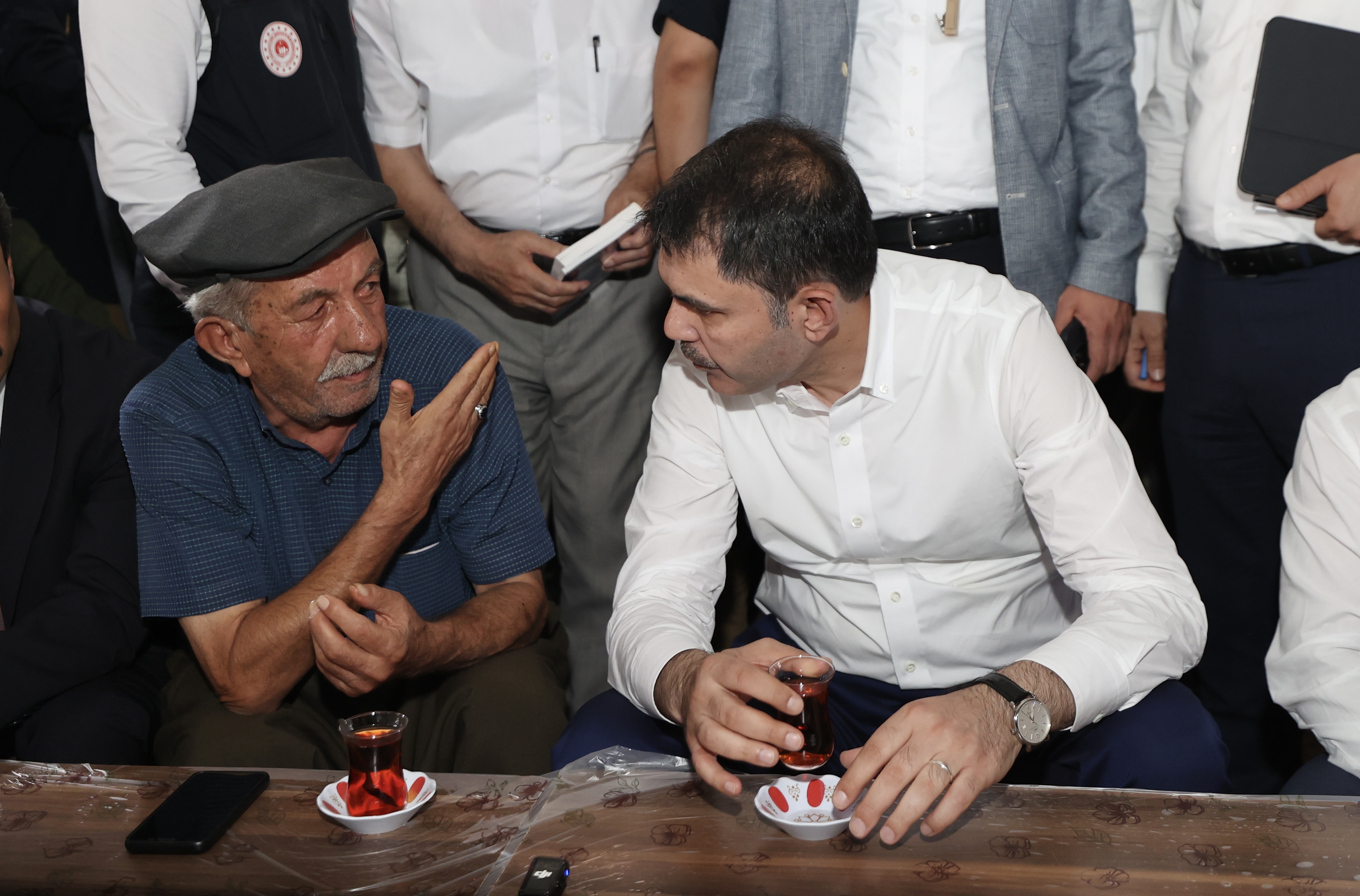 BAKAN KURUM, DEPREMZEDE AİLEYİ ZİYARET ETTİ, DÜĞÜN EVİNDEKİ EĞLENCEYE ORTAK OLDU