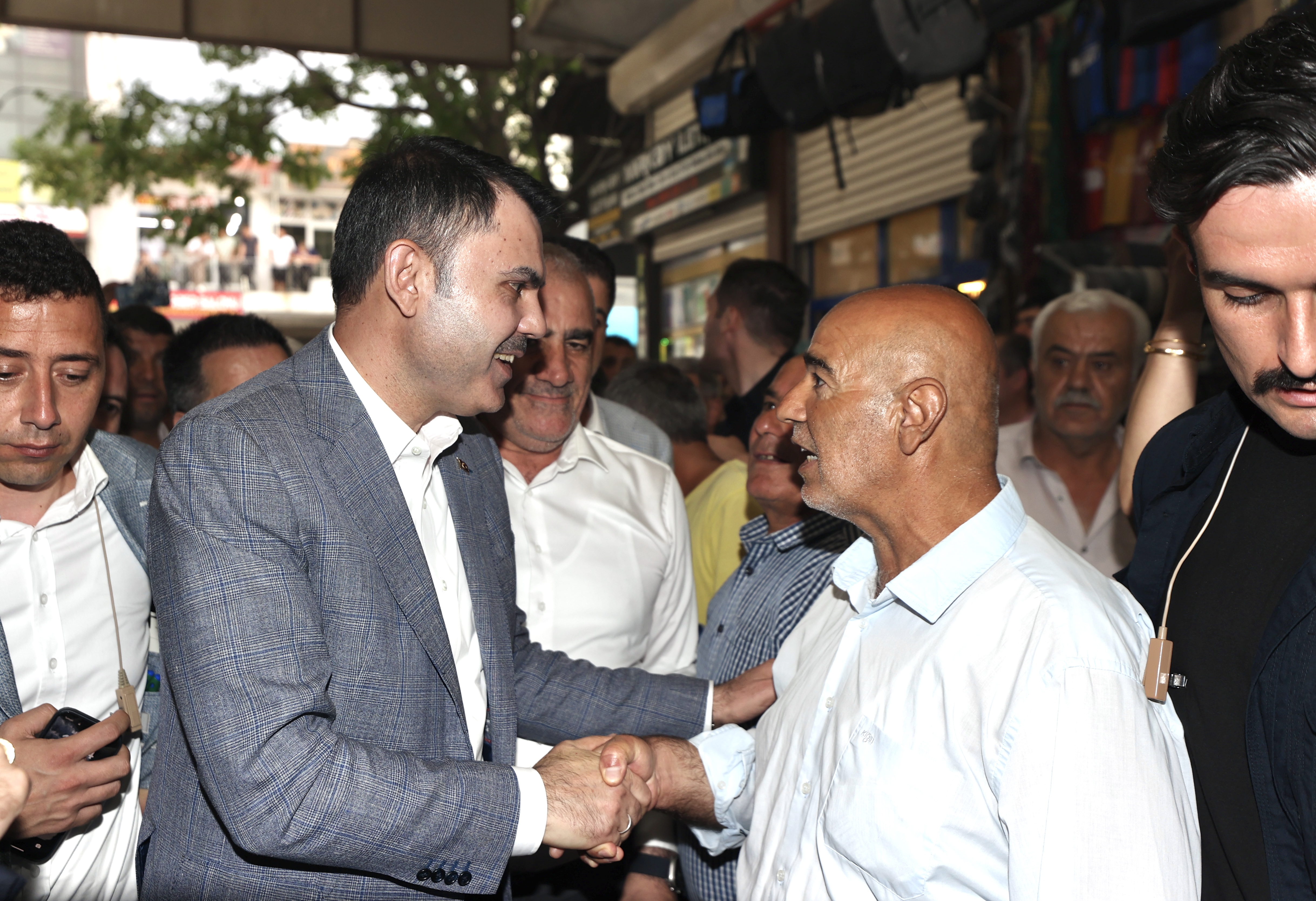 BAKAN KURUM, DEPREMZEDE AİLEYİ ZİYARET ETTİ, DÜĞÜN EVİNDEKİ EĞLENCEYE ORTAK OLDU