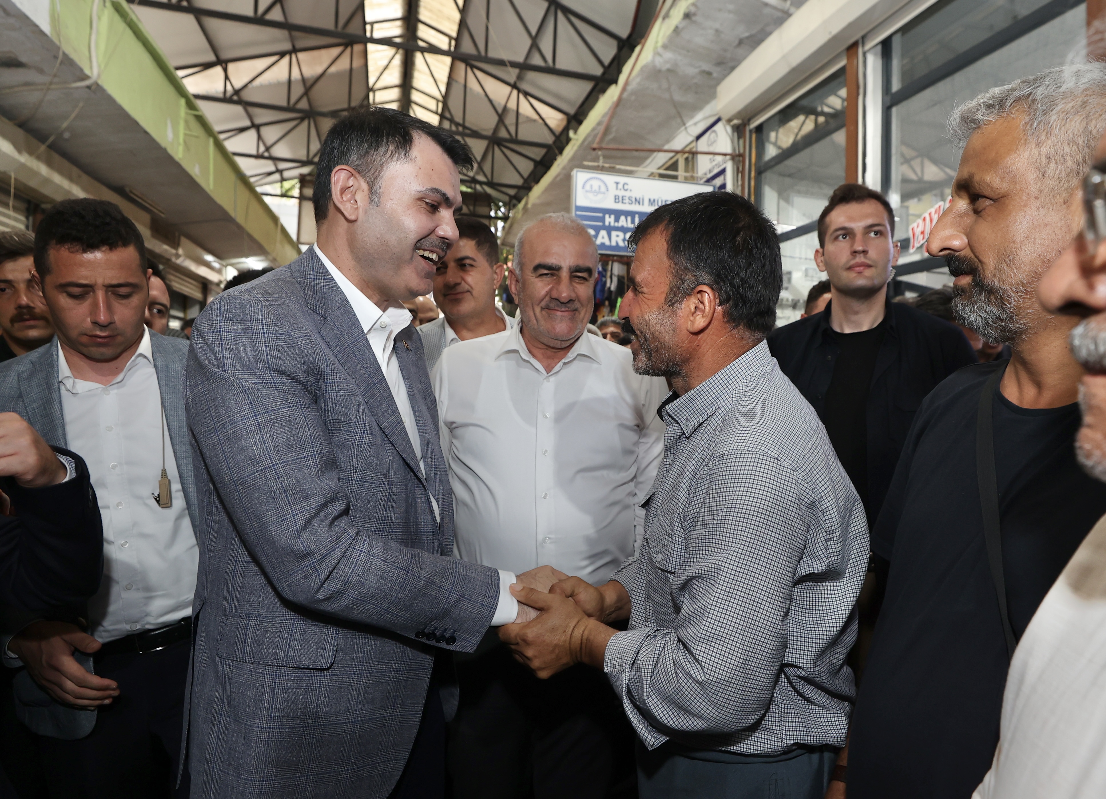 BAKAN KURUM, DEPREMZEDE AİLEYİ ZİYARET ETTİ, DÜĞÜN EVİNDEKİ EĞLENCEYE ORTAK OLDU