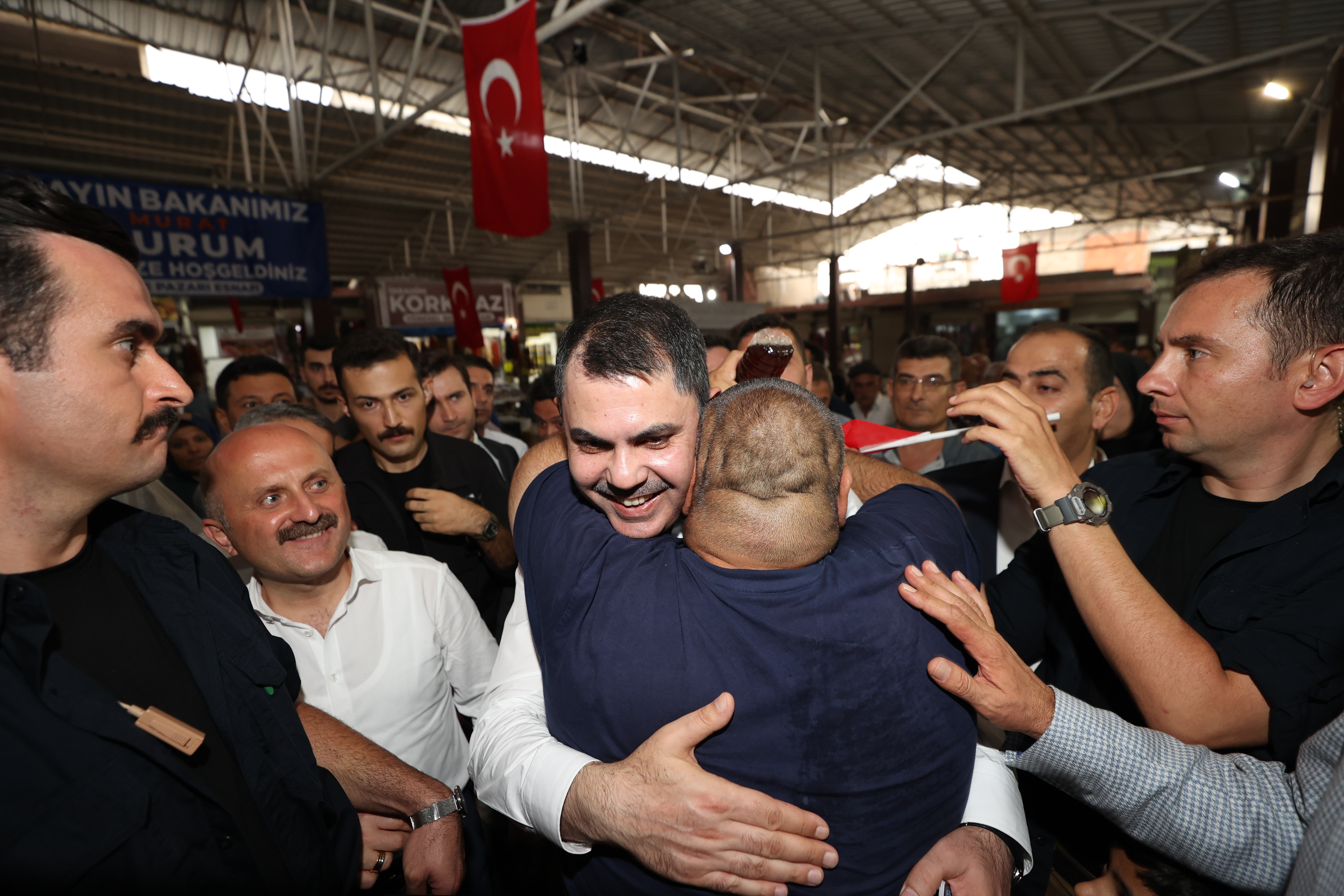 BAKAN KURUM, DEPREMZEDE AİLEYİ ZİYARET ETTİ, DÜĞÜN EVİNDEKİ EĞLENCEYE ORTAK OLDU
