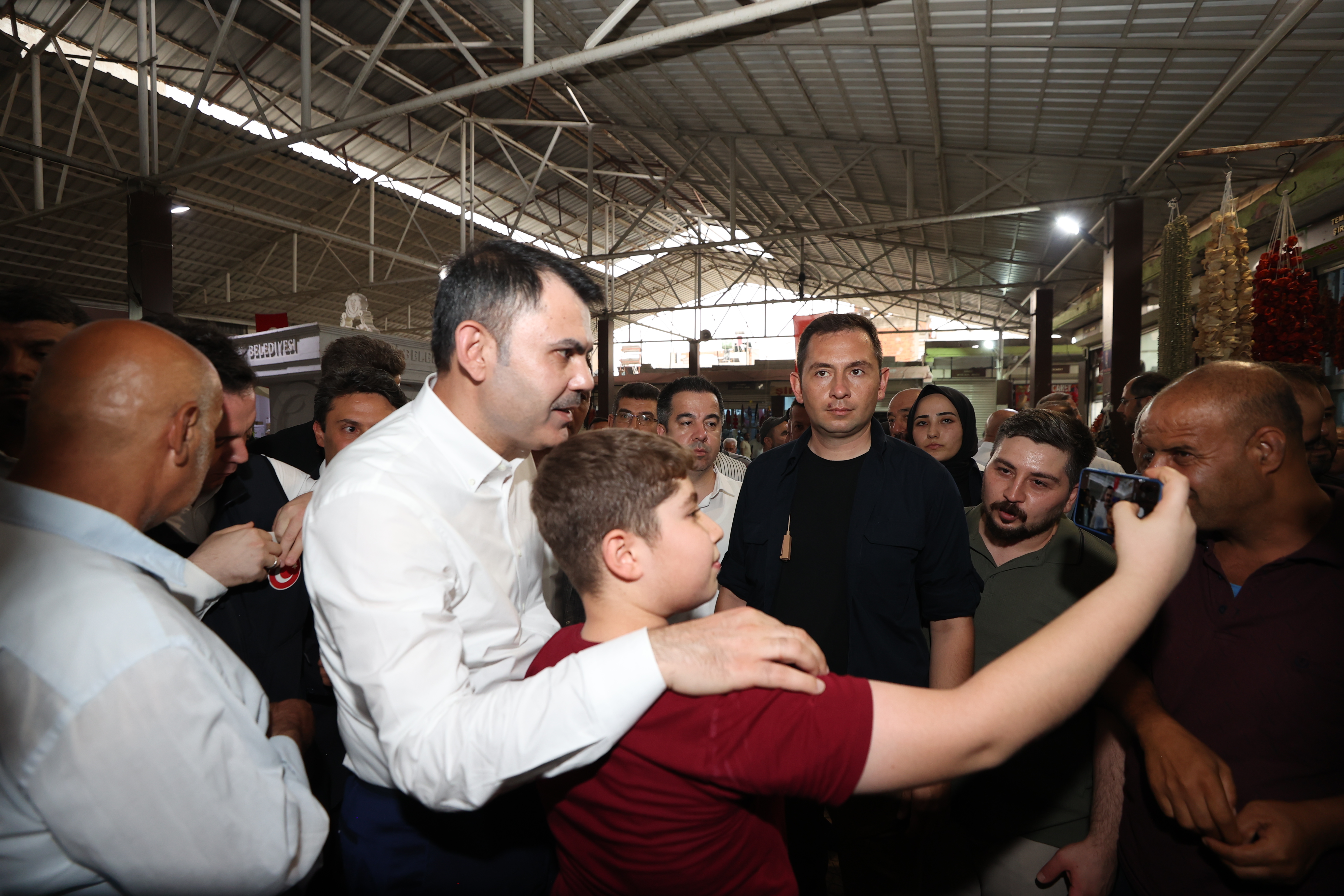BAKAN KURUM, DEPREMZEDE AİLEYİ ZİYARET ETTİ, DÜĞÜN EVİNDEKİ EĞLENCEYE ORTAK OLDU