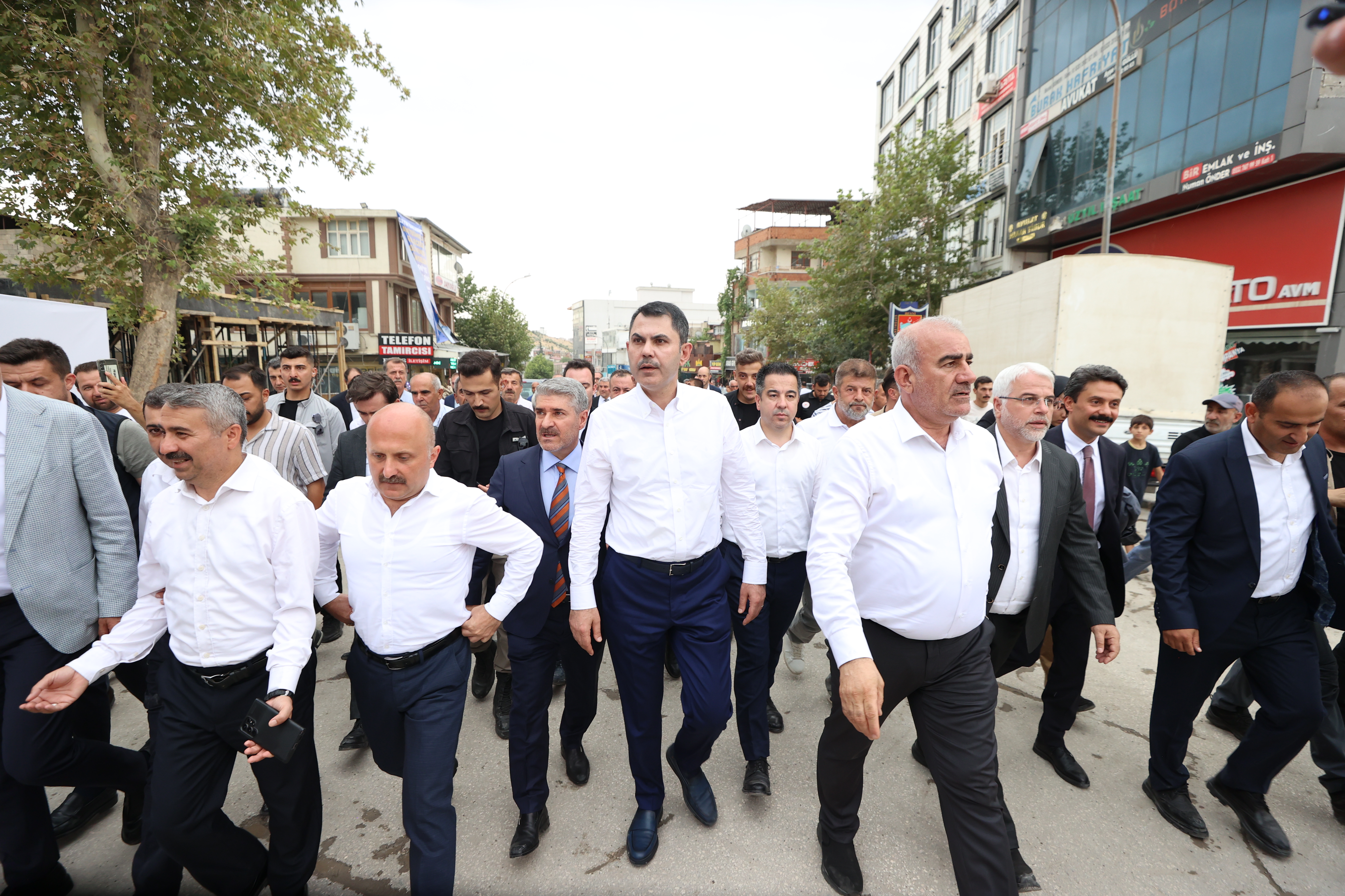 BAKAN KURUM, DEPREMZEDE AİLEYİ ZİYARET ETTİ, DÜĞÜN EVİNDEKİ EĞLENCEYE ORTAK OLDU