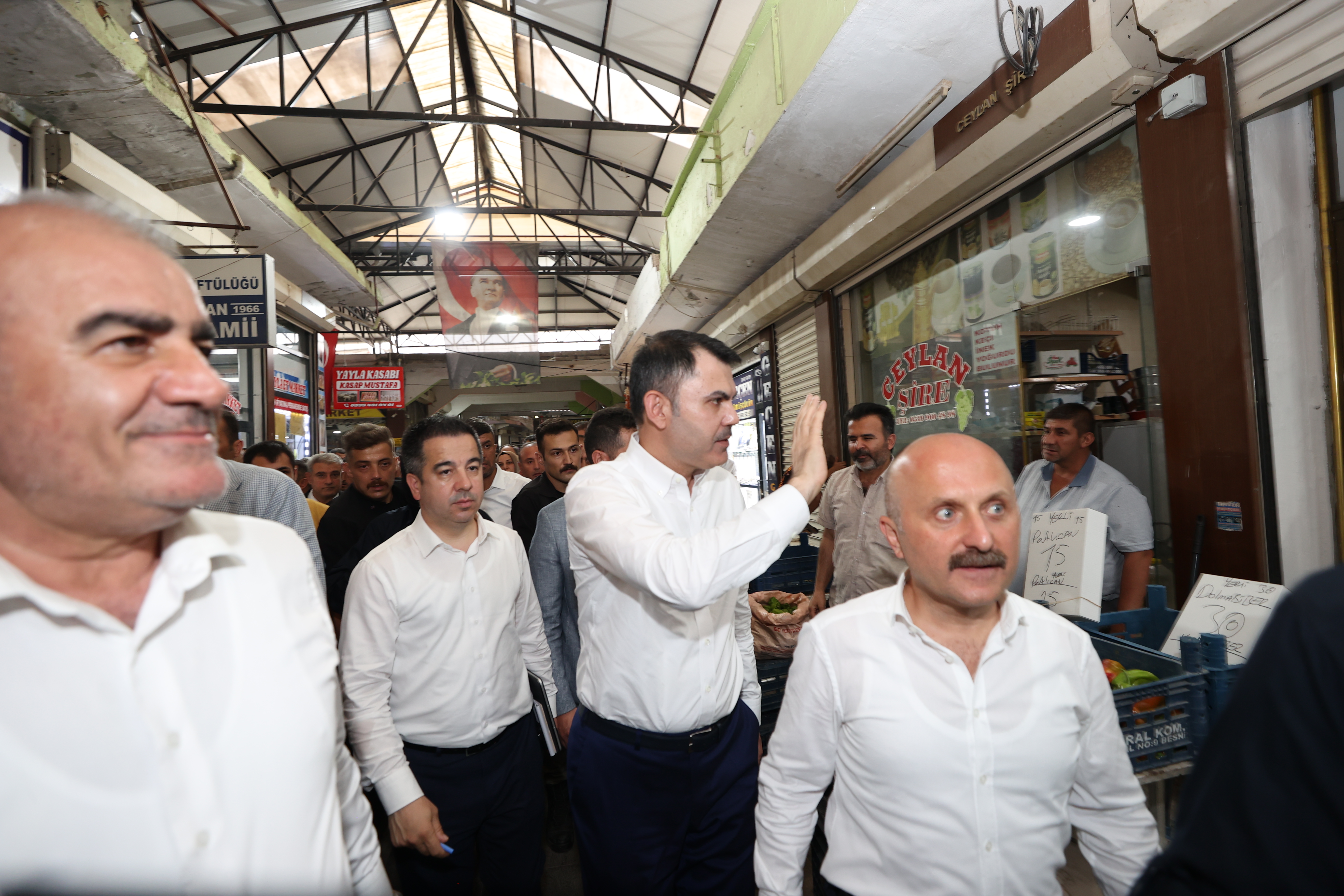 BAKAN KURUM, DEPREMZEDE AİLEYİ ZİYARET ETTİ, DÜĞÜN EVİNDEKİ EĞLENCEYE ORTAK OLDU
