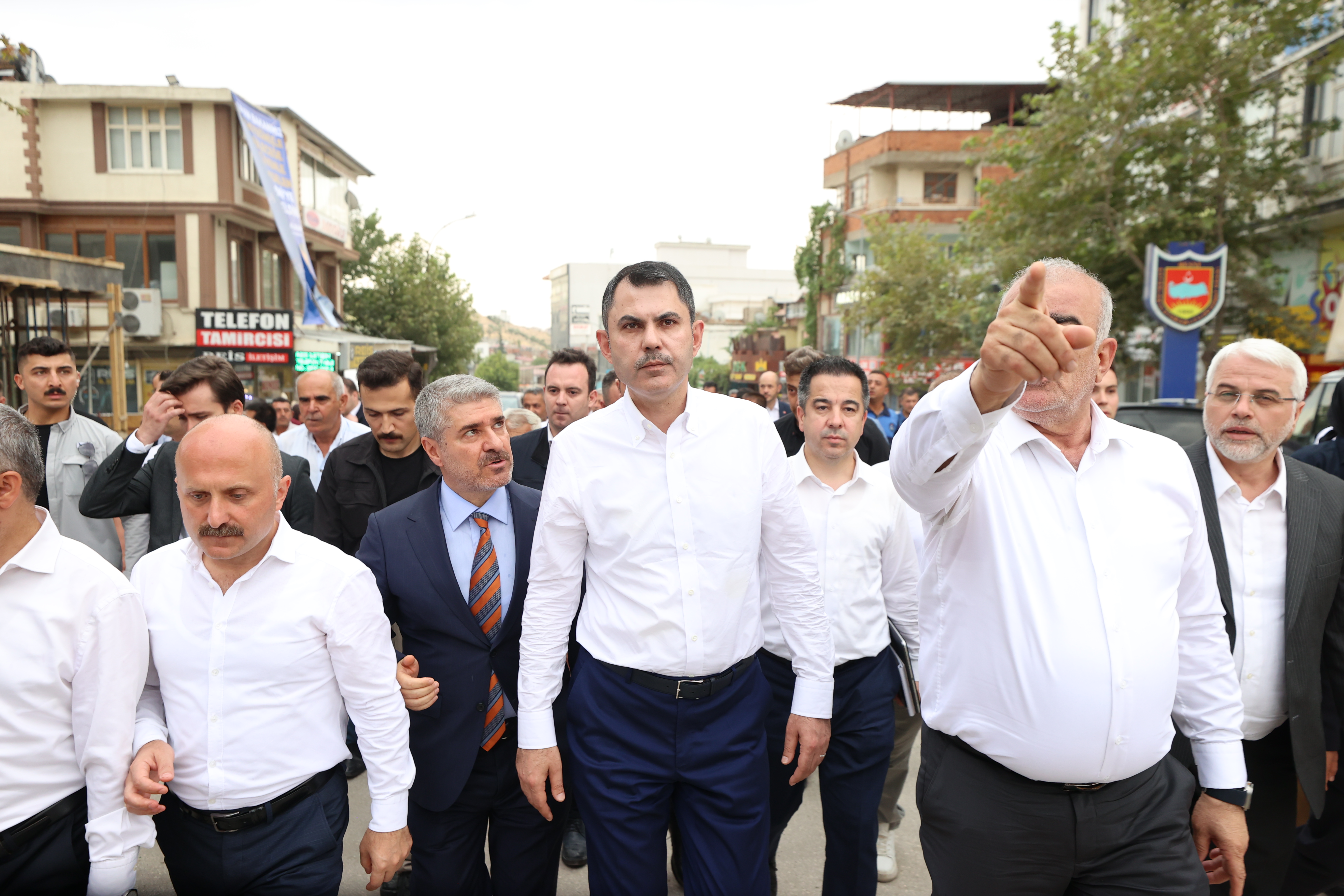 BAKAN KURUM, DEPREMZEDE AİLEYİ ZİYARET ETTİ, DÜĞÜN EVİNDEKİ EĞLENCEYE ORTAK OLDU