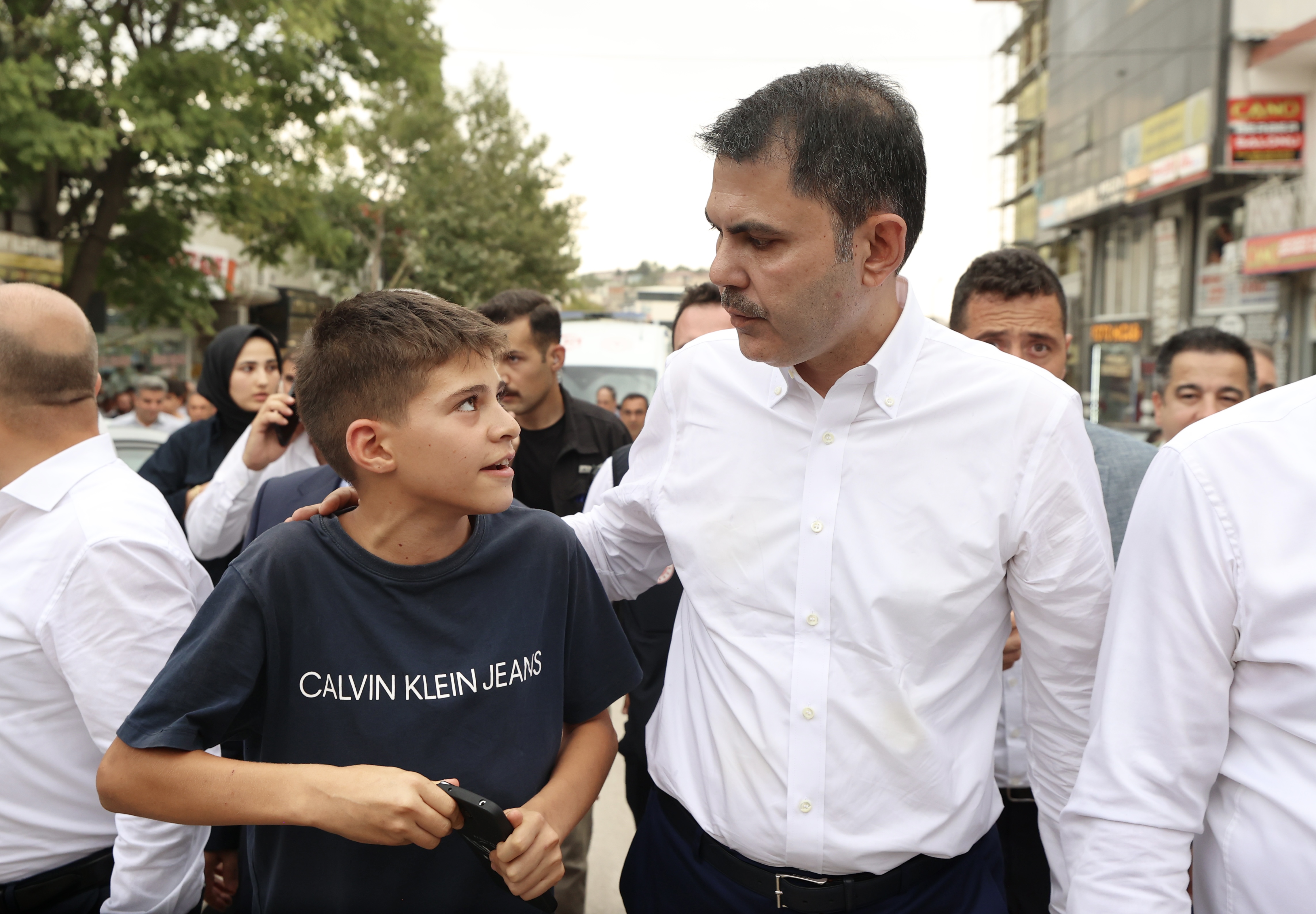 BAKAN KURUM, DEPREMZEDE AİLEYİ ZİYARET ETTİ, DÜĞÜN EVİNDEKİ EĞLENCEYE ORTAK OLDU