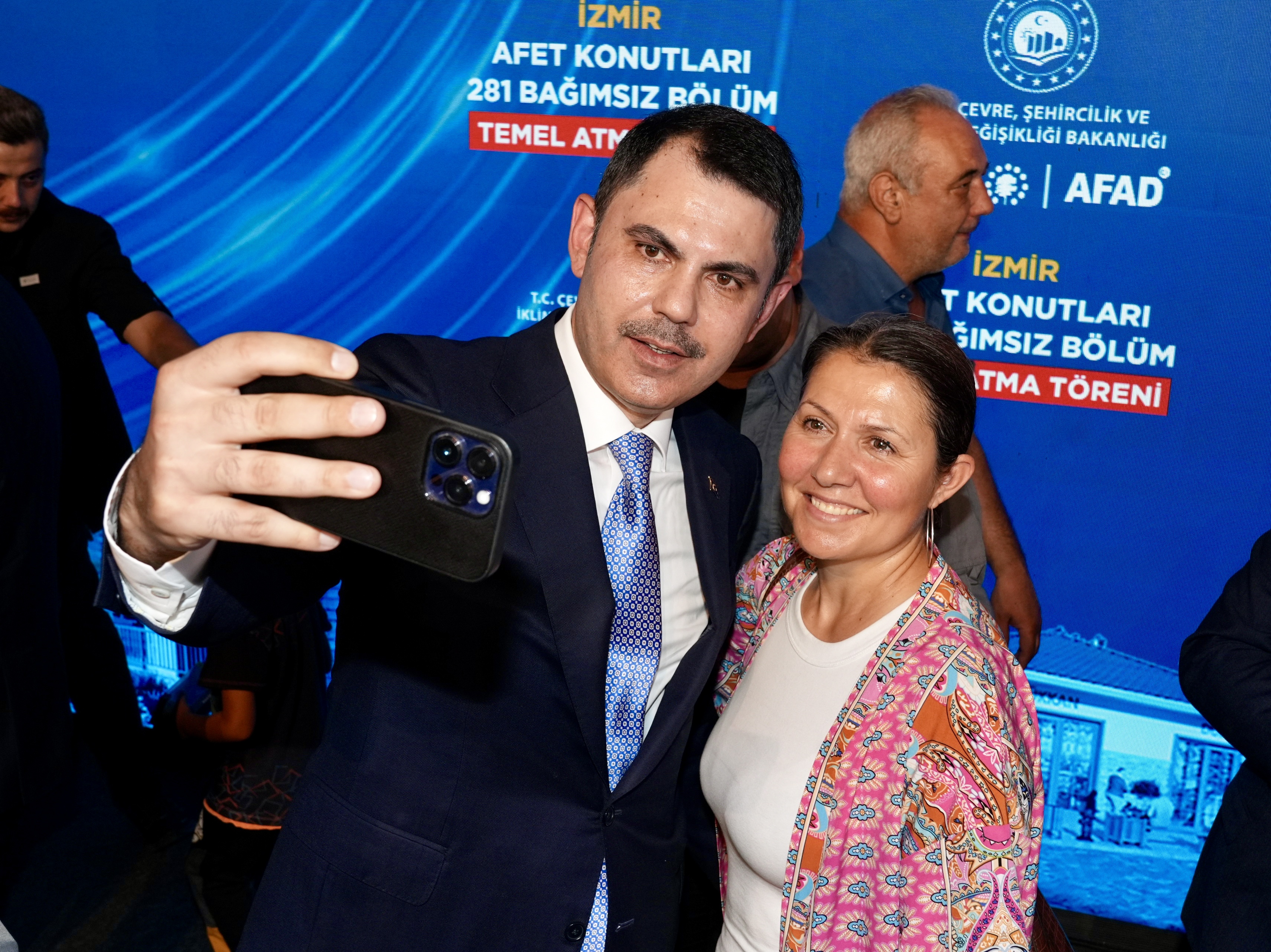 BAKAN KURUM: YANGININ 1 AY SONRASINDA İZMİRLİ KARDEŞLERİMİZE VERDİĞİMİZ SÖZÜ YERİNE GETİRİYORUZ