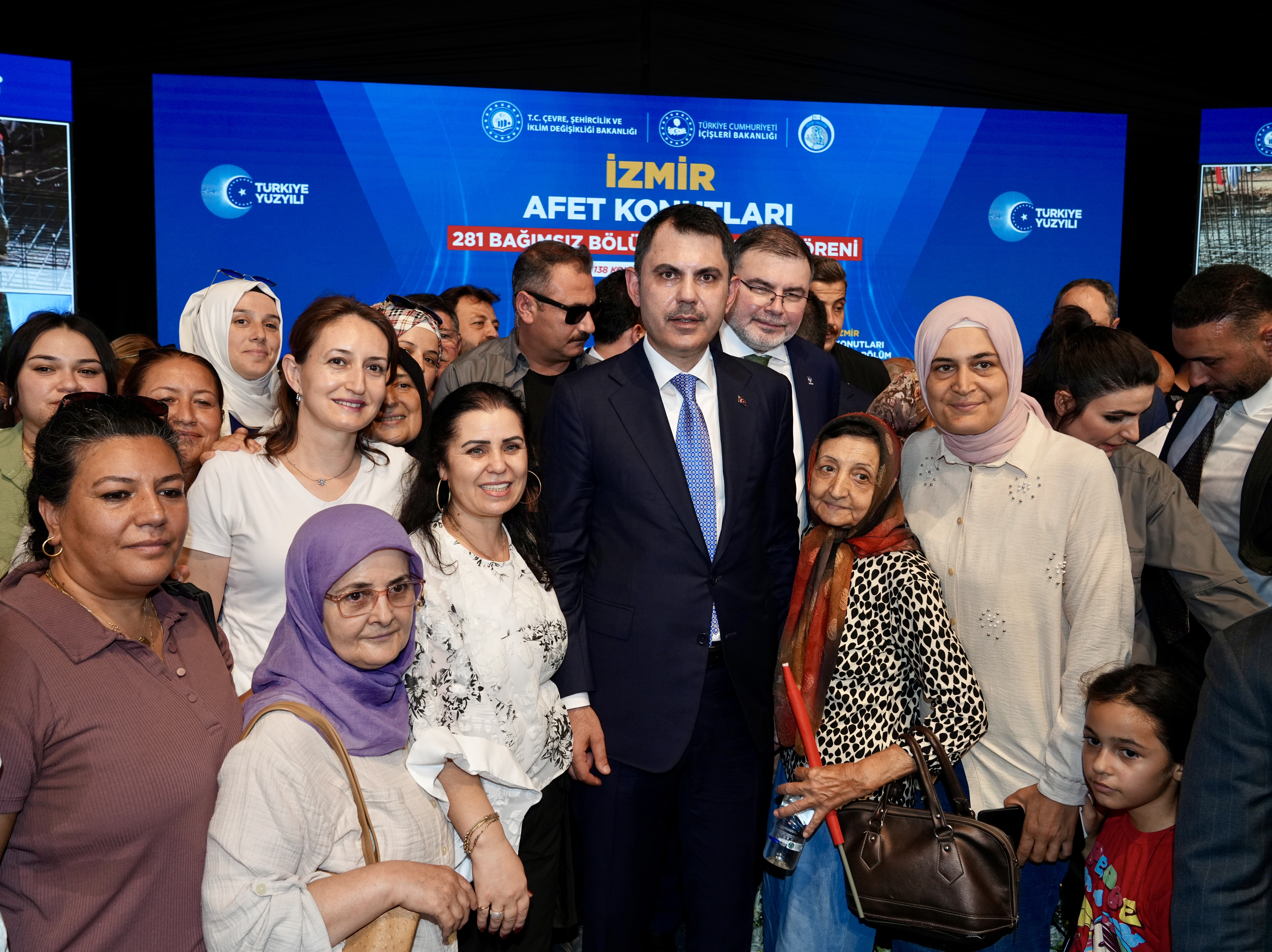 BAKAN KURUM: YANGININ 1 AY SONRASINDA İZMİRLİ KARDEŞLERİMİZE VERDİĞİMİZ SÖZÜ YERİNE GETİRİYORUZ