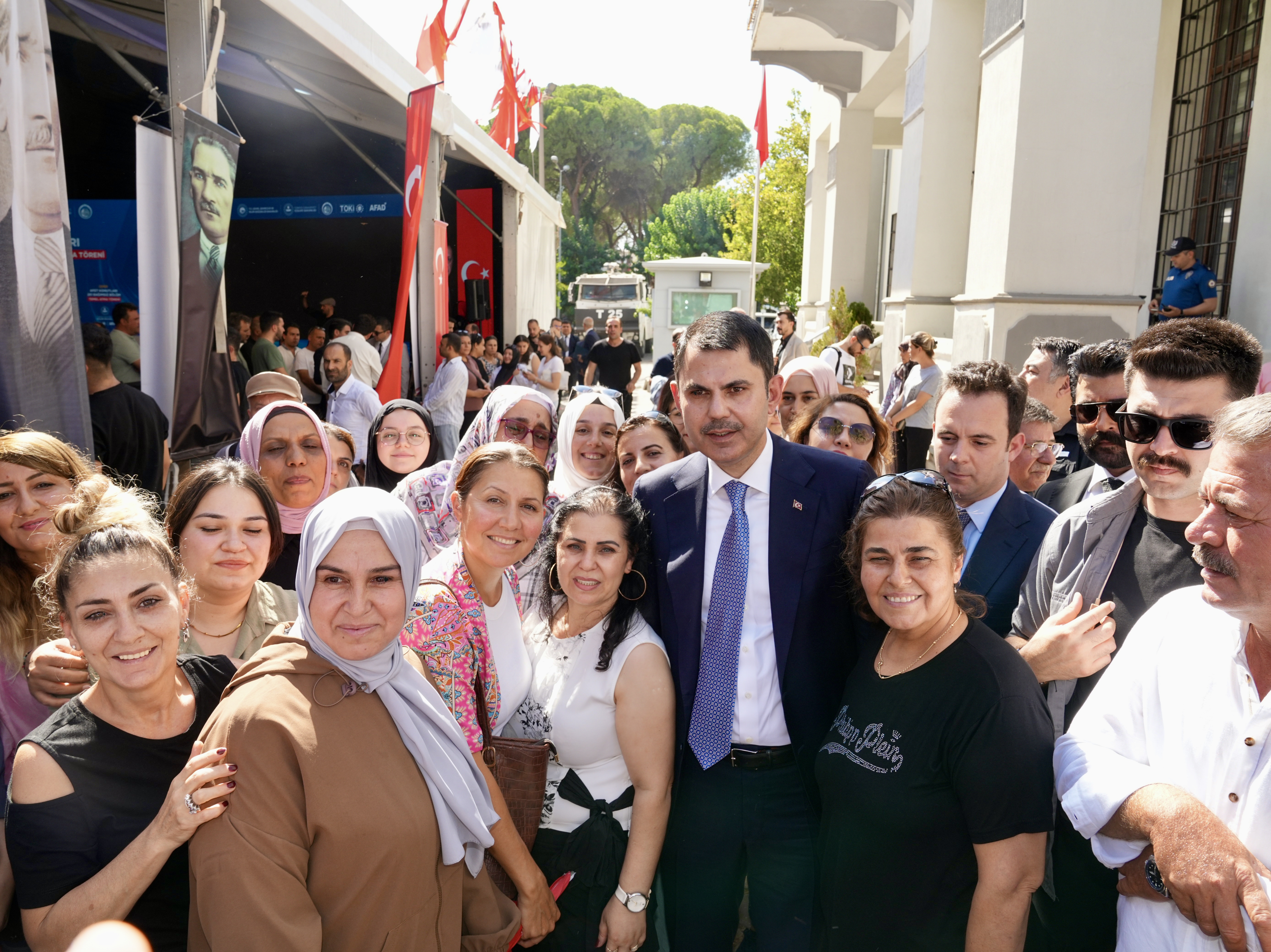 BAKAN KURUM: YANGININ 1 AY SONRASINDA İZMİRLİ KARDEŞLERİMİZE VERDİĞİMİZ SÖZÜ YERİNE GETİRİYORUZ