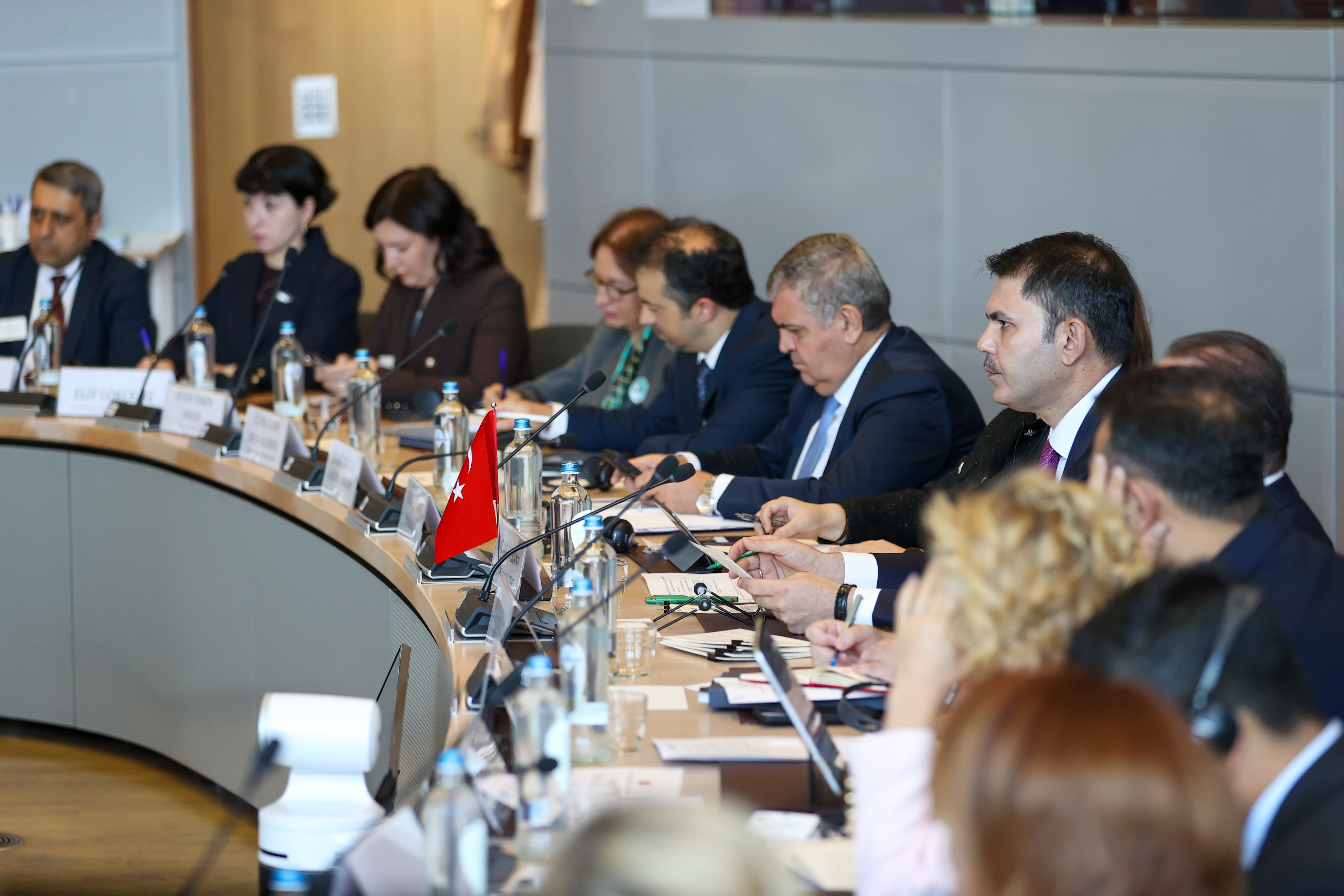 BAKAN KURUM BRÜKSEL’DE AB İKLİM EYLEM KOMİSERİ HOEKSTRA İLE GÖRÜŞTÜ