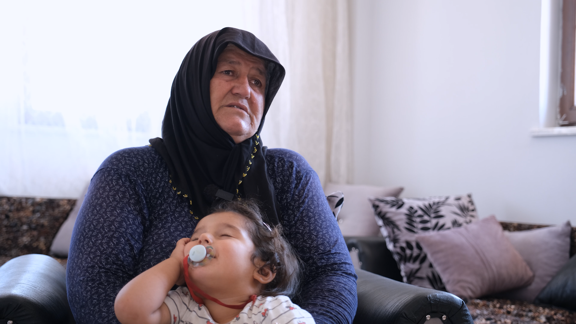 BAKAN KURUM, DEPREMDE GÖZYAŞI DÖKEN KOYUNLU ÇİFTİNİN YENİ GÖRÜNTÜLERİNİ PAYLAŞTI