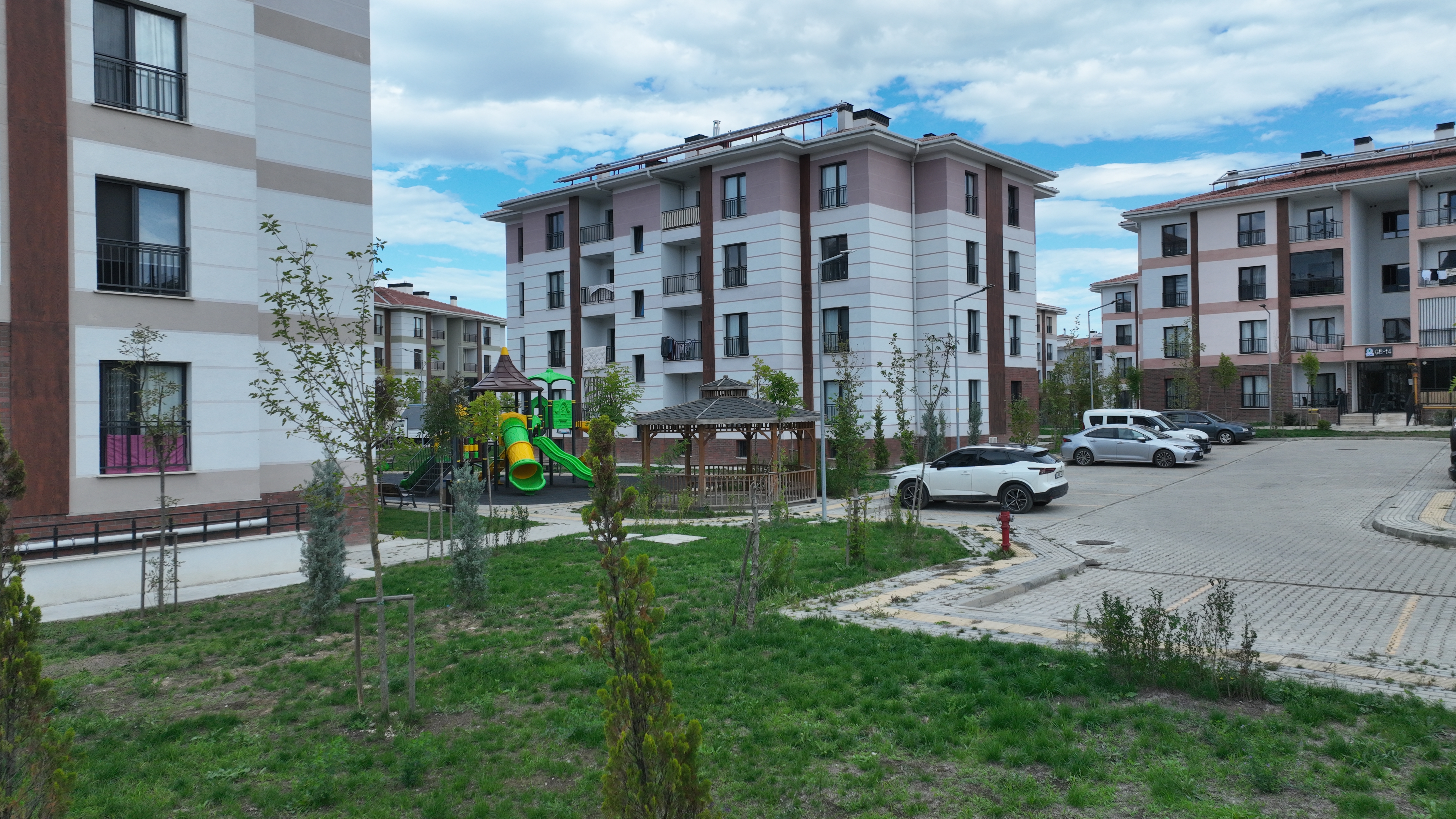 BAKAN KURUM TOKİ İLE EV SAHİBİ OLAN VATANDAŞLARI PAYLAŞTI