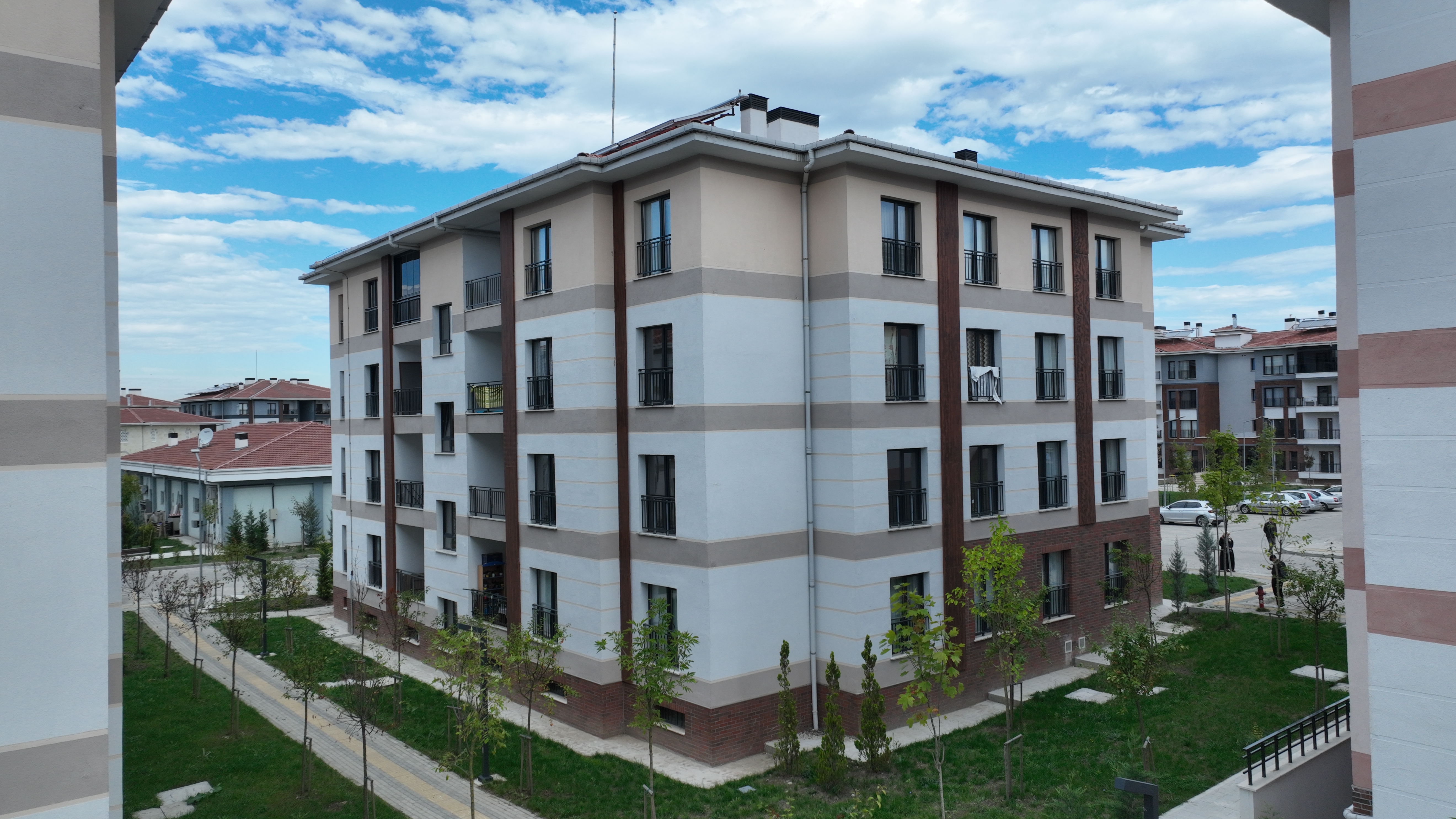 BAKAN KURUM TOKİ İLE EV SAHİBİ OLAN VATANDAŞLARI PAYLAŞTI