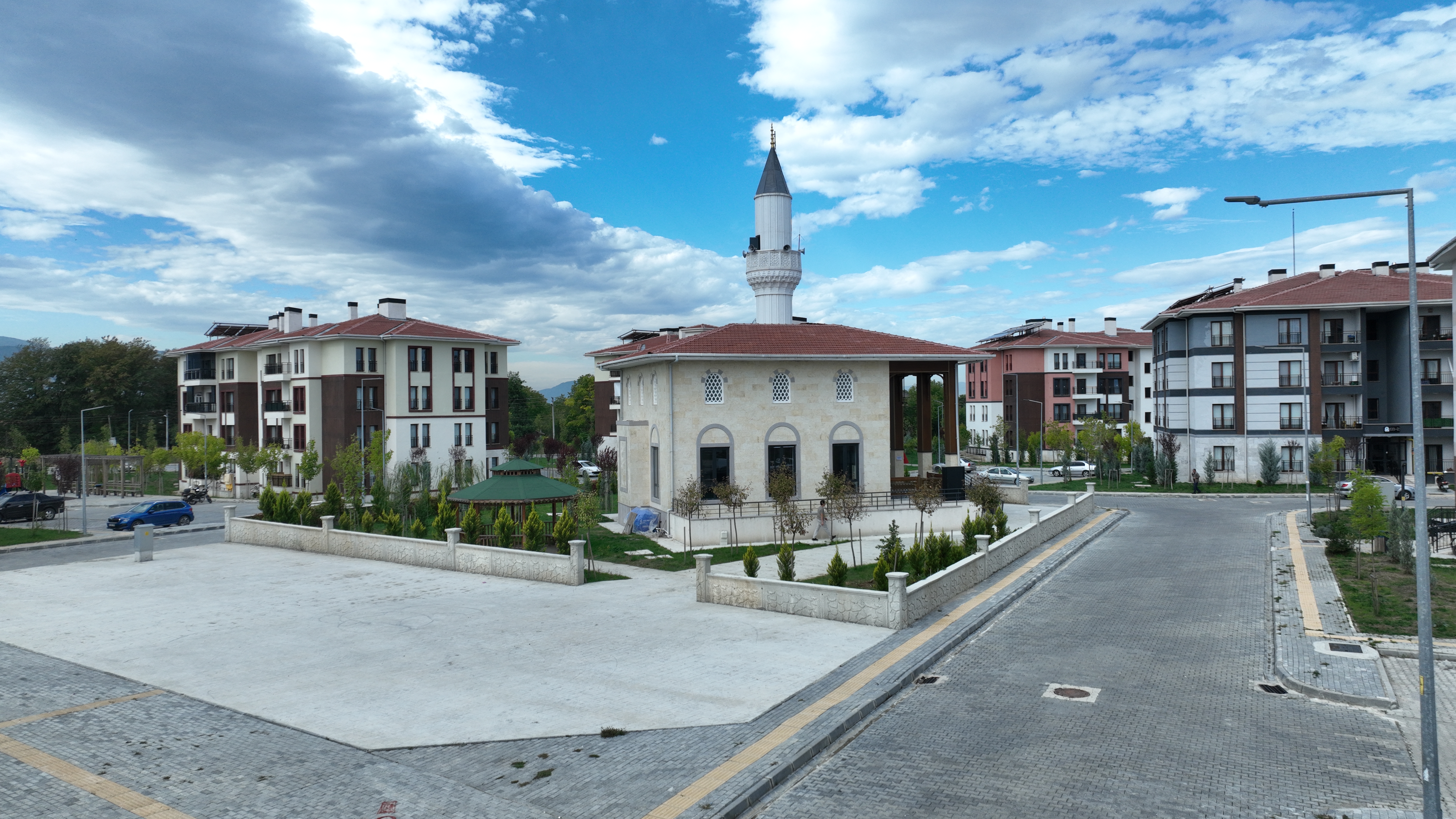 BAKAN KURUM TOKİ İLE EV SAHİBİ OLAN VATANDAŞLARI PAYLAŞTI