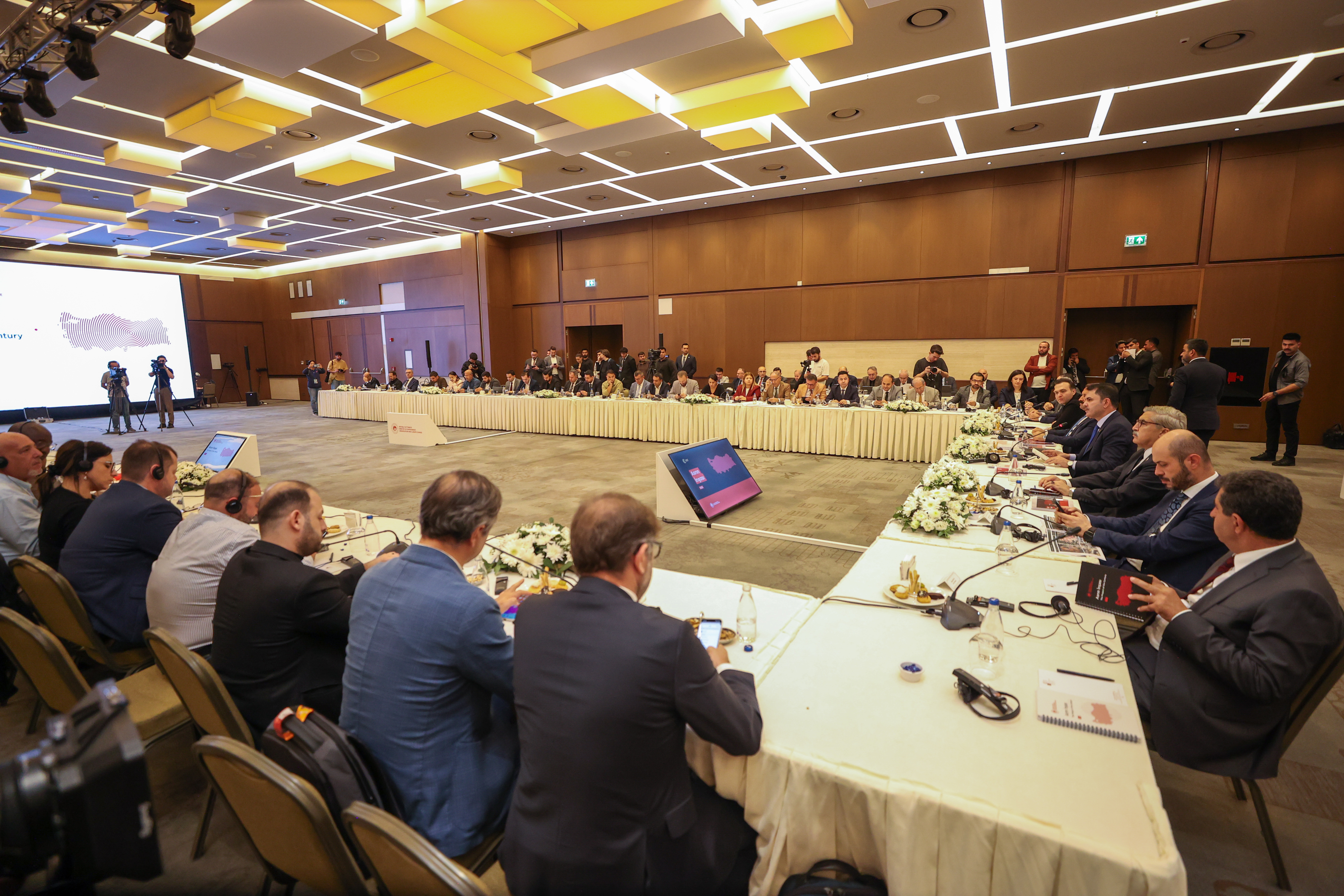 BAKAN KURUM, HATAY’DA YERLİ VE YABANCI GAZETECİLERE ASRIN İNŞA SEFERBERLİĞİNİ ANLATTI