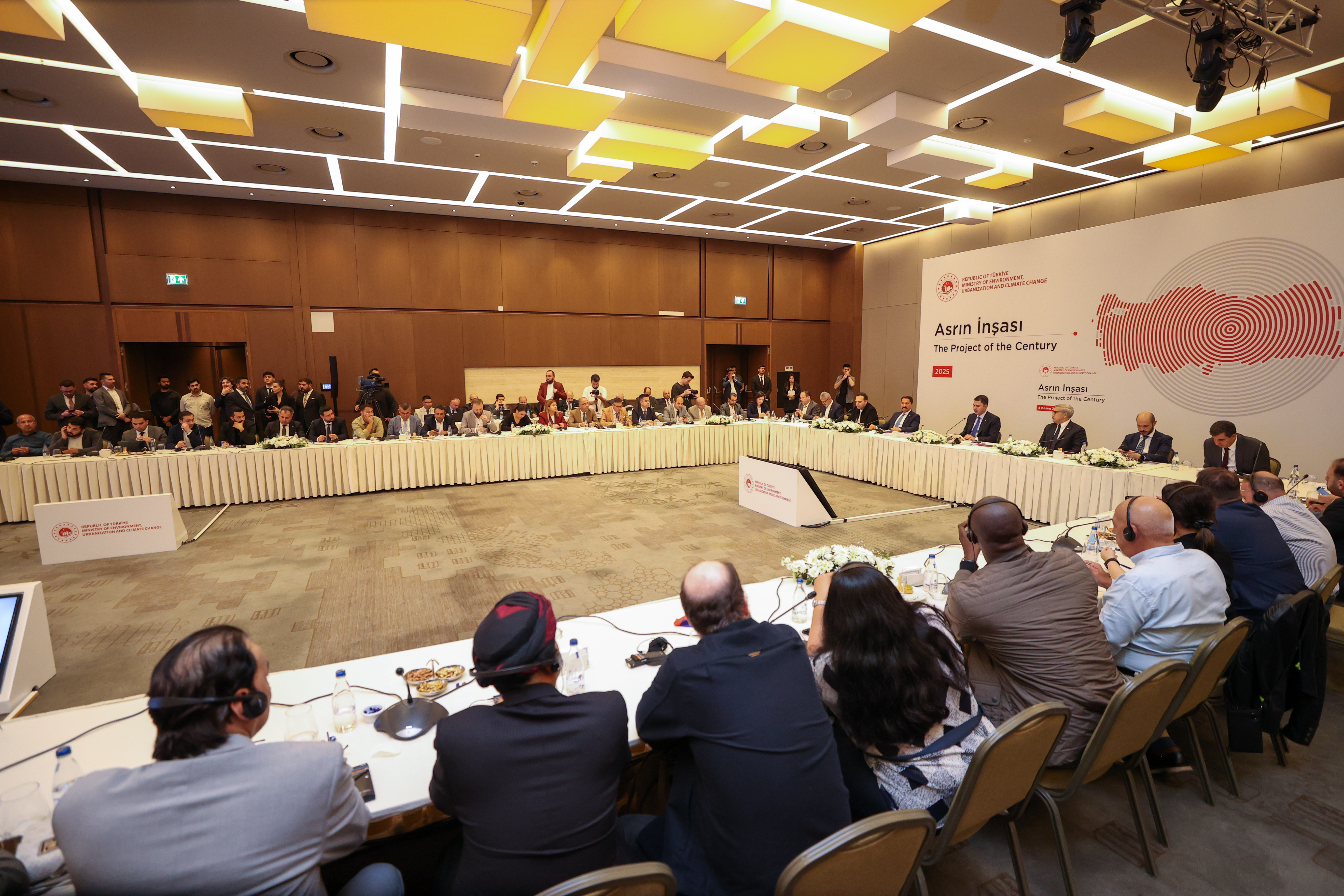 BAKAN KURUM, HATAY’DA YERLİ VE YABANCI GAZETECİLERE ASRIN İNŞA SEFERBERLİĞİNİ ANLATTI