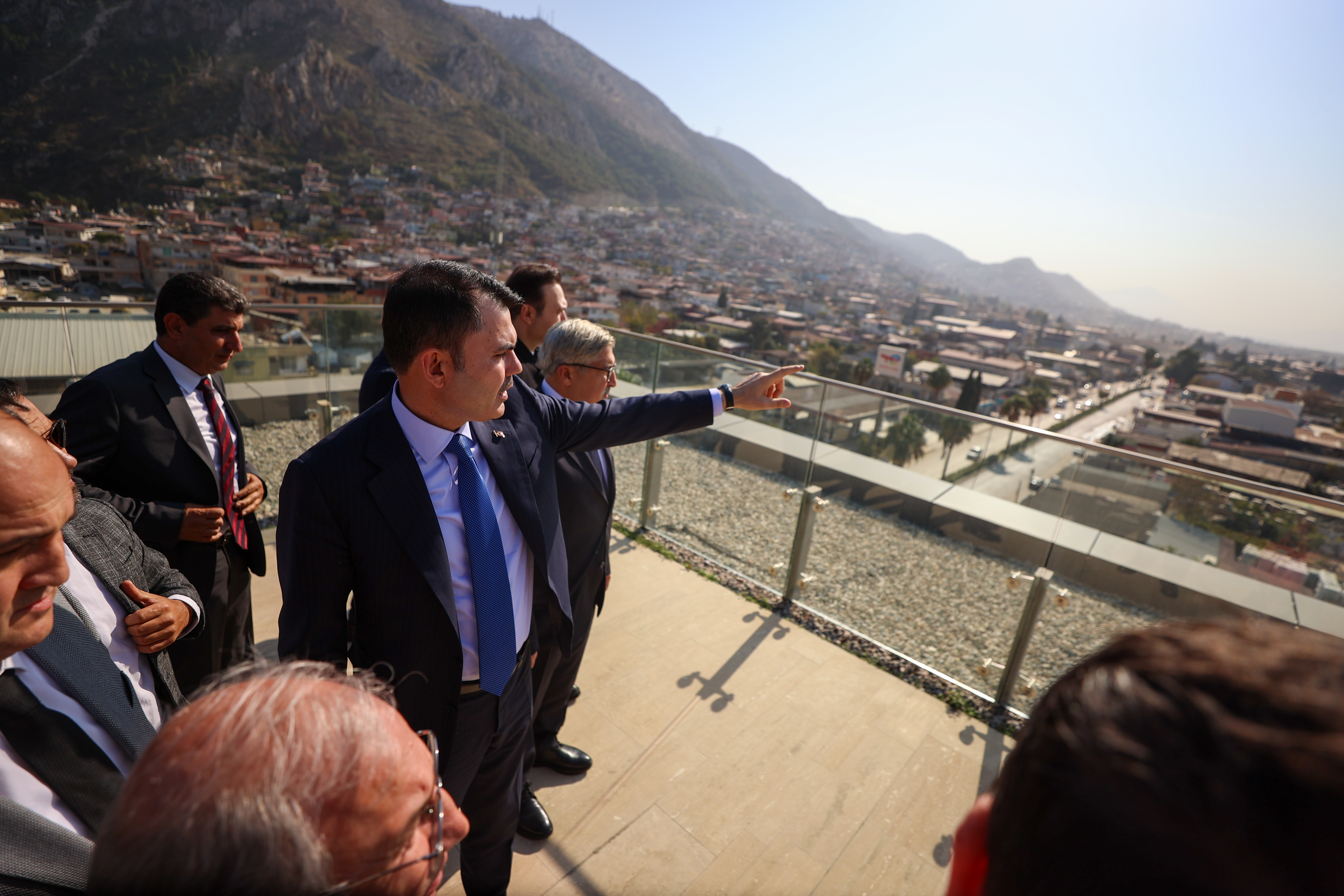 BAKAN KURUM, HATAY’DA YERLİ VE YABANCI GAZETECİLERE ASRIN İNŞA SEFERBERLİĞİNİ ANLATTI