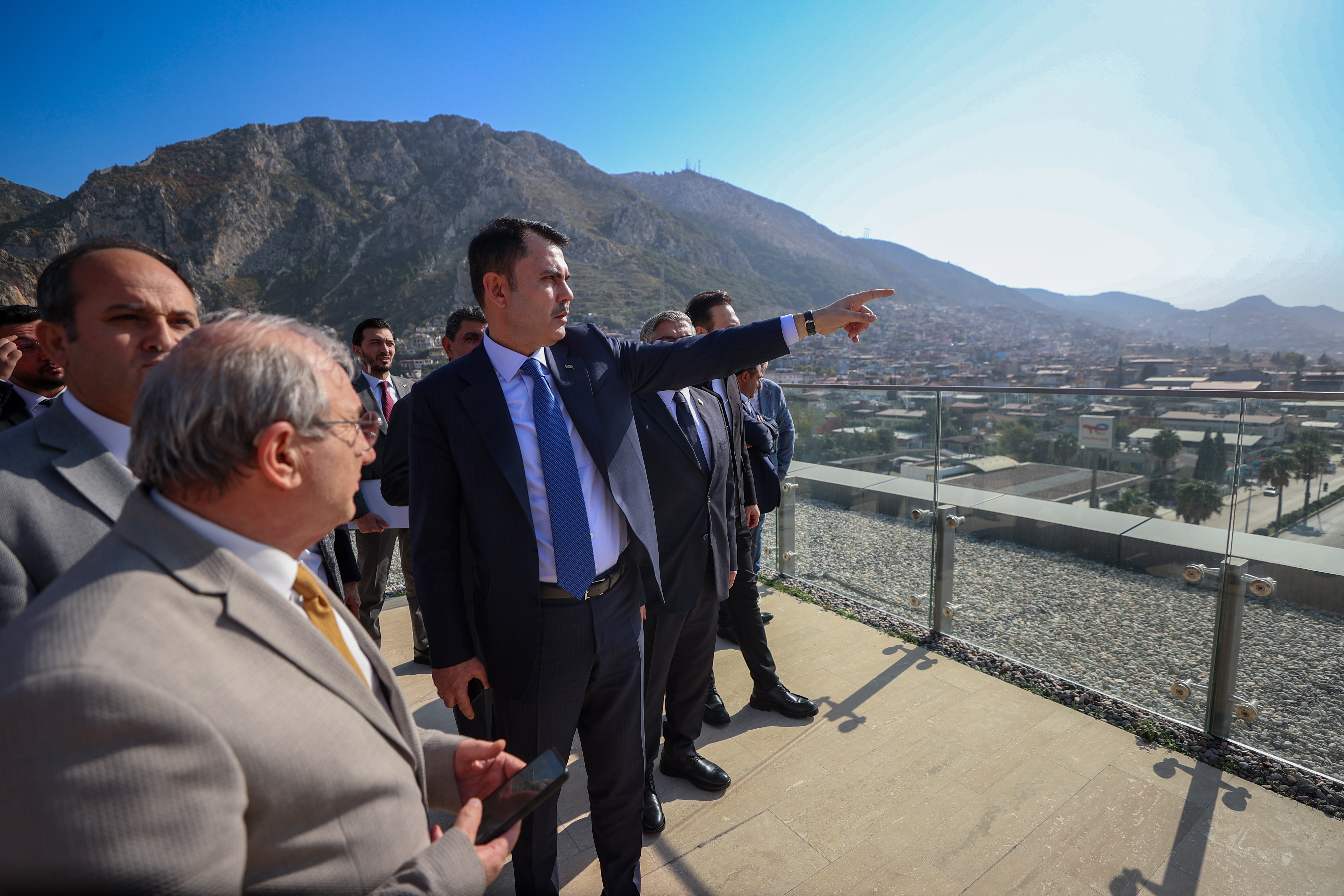 BAKAN KURUM, HATAY’DA YERLİ VE YABANCI GAZETECİLERE ASRIN İNŞA SEFERBERLİĞİNİ ANLATTI