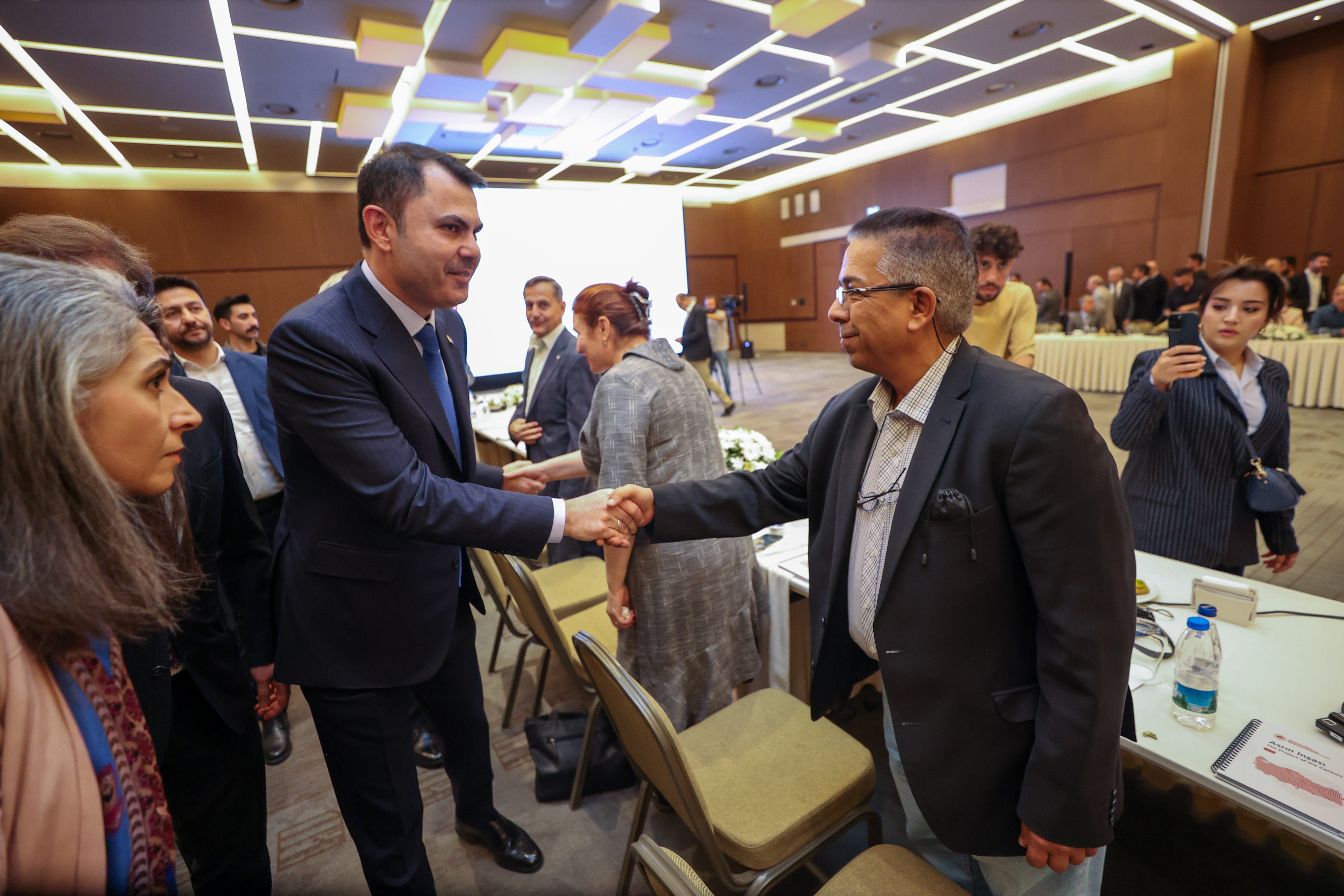 BAKAN KURUM, HATAY’DA YERLİ VE YABANCI GAZETECİLERE ASRIN İNŞA SEFERBERLİĞİNİ ANLATTI