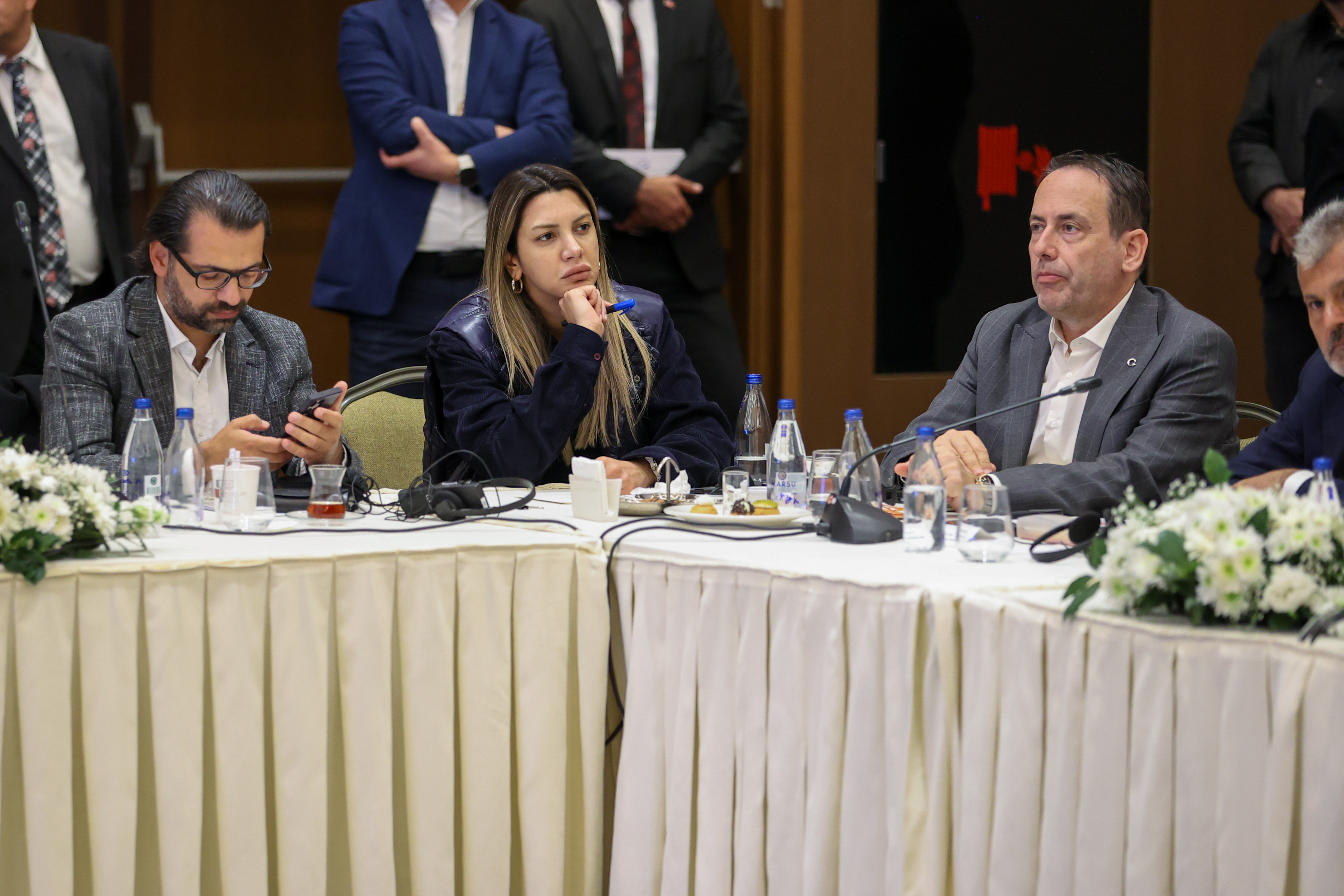 BAKAN KURUM, HATAY’DA YERLİ VE YABANCI GAZETECİLERE ASRIN İNŞA SEFERBERLİĞİNİ ANLATTI