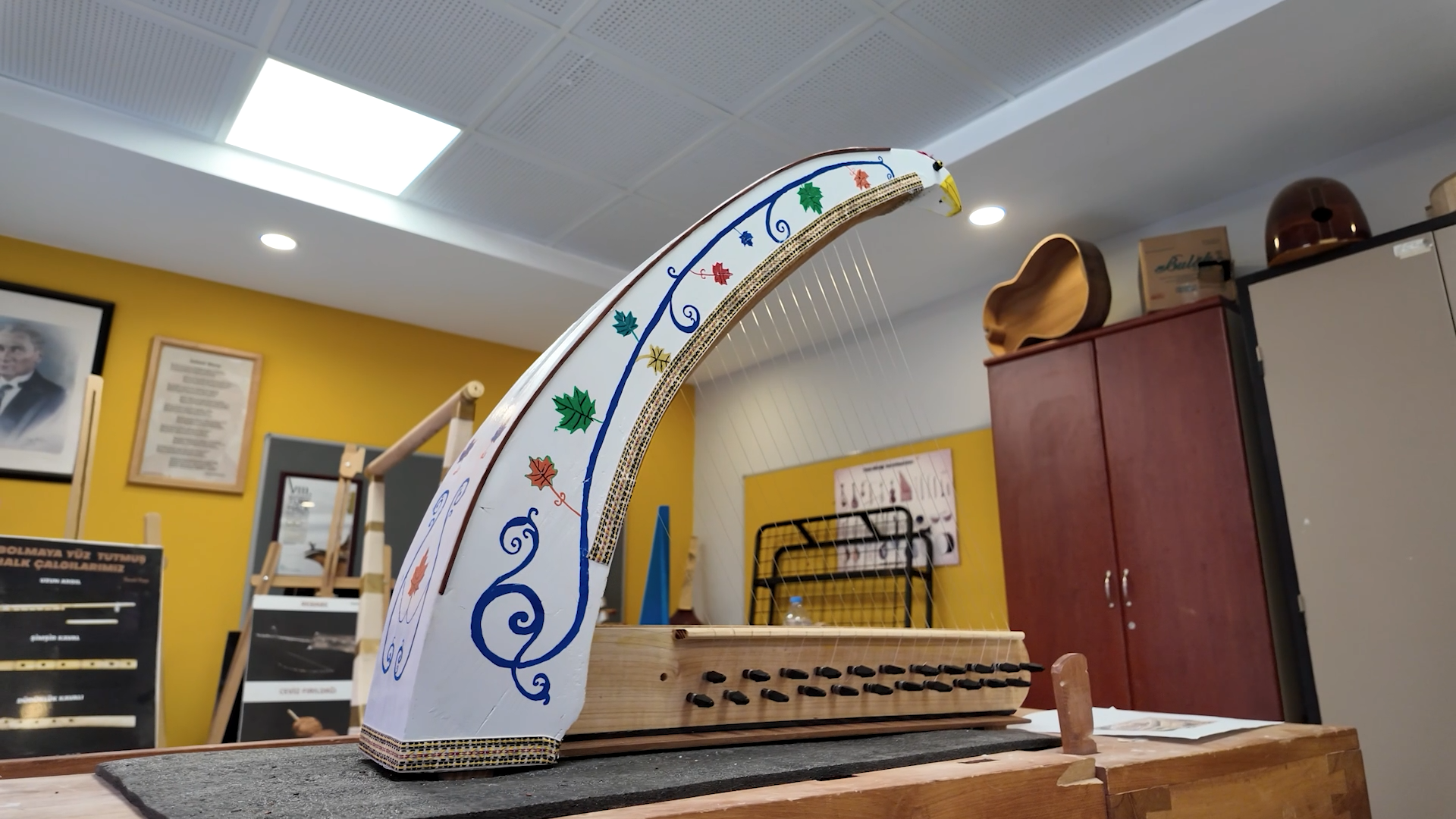 BAKAN KURUM: ATIK MALZEMELER EMRAH ÖĞRETMENİN ELİNDE MELODİYE DÖNÜŞÜYOR