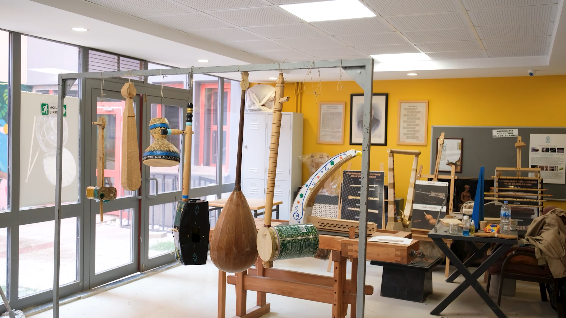 BAKAN KURUM: ATIK MALZEMELER EMRAH ÖĞRETMENİN ELİNDE MELODİYE DÖNÜŞÜYOR