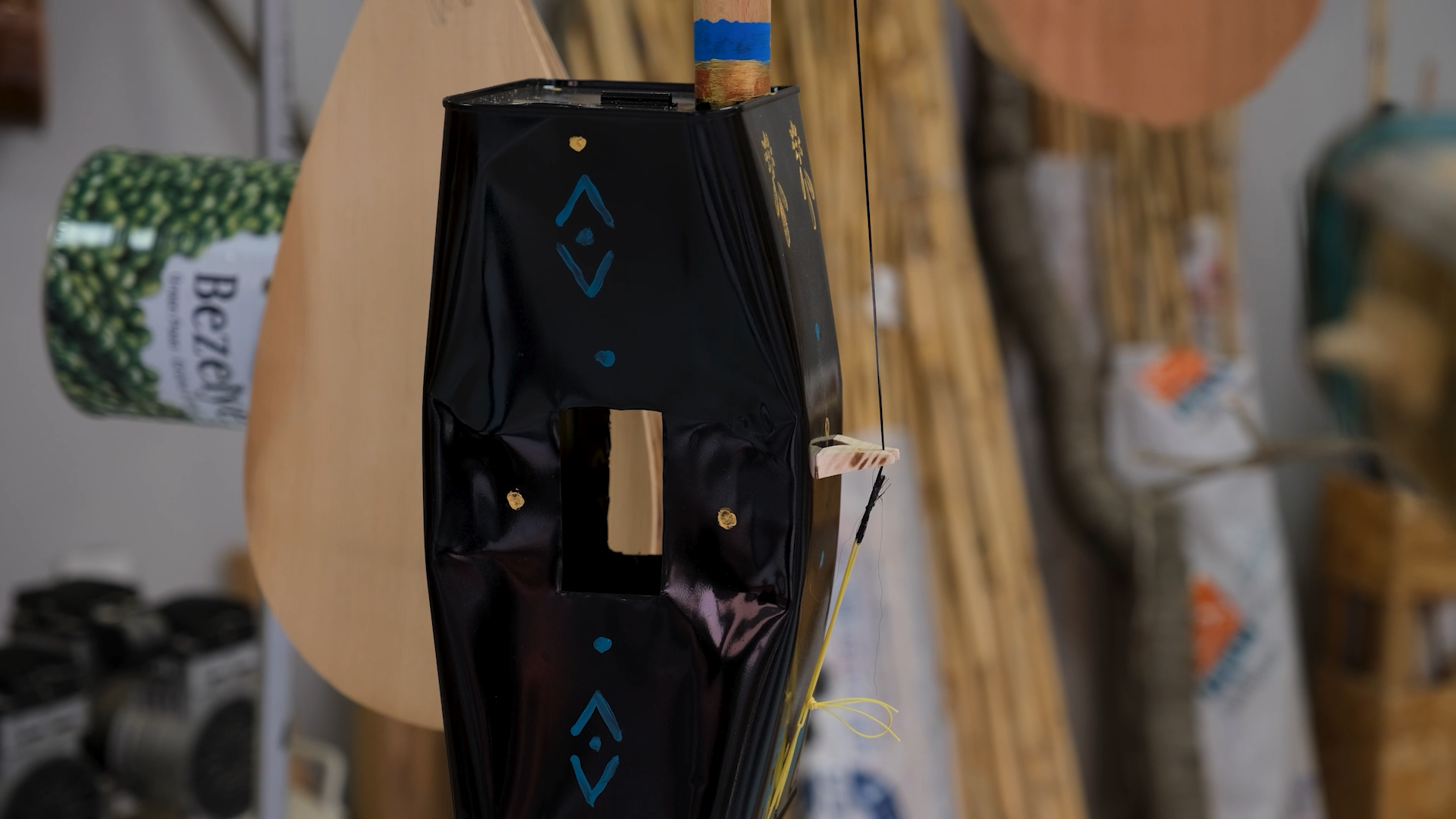 BAKAN KURUM: ATIK MALZEMELER EMRAH ÖĞRETMENİN ELİNDE MELODİYE DÖNÜŞÜYOR