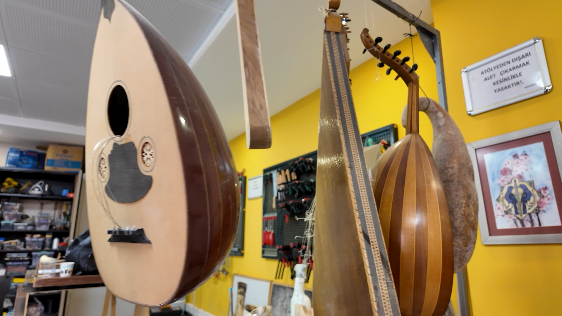 BAKAN KURUM: ATIK MALZEMELER EMRAH ÖĞRETMENİN ELİNDE MELODİYE DÖNÜŞÜYOR