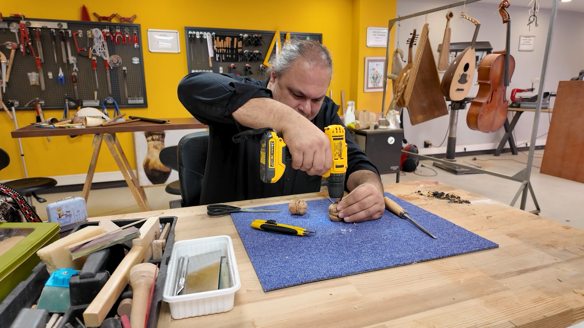 BAKAN KURUM: ATIK MALZEMELER EMRAH ÖĞRETMENİN ELİNDE MELODİYE DÖNÜŞÜYOR