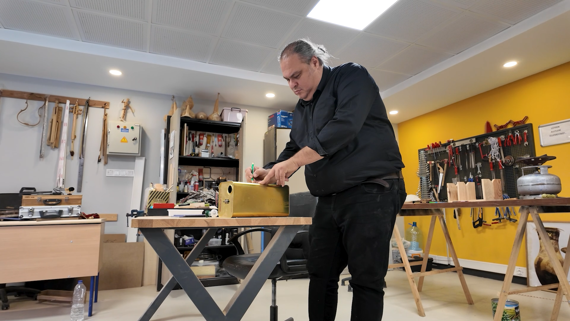 BAKAN KURUM: ATIK MALZEMELER EMRAH ÖĞRETMENİN ELİNDE MELODİYE DÖNÜŞÜYOR