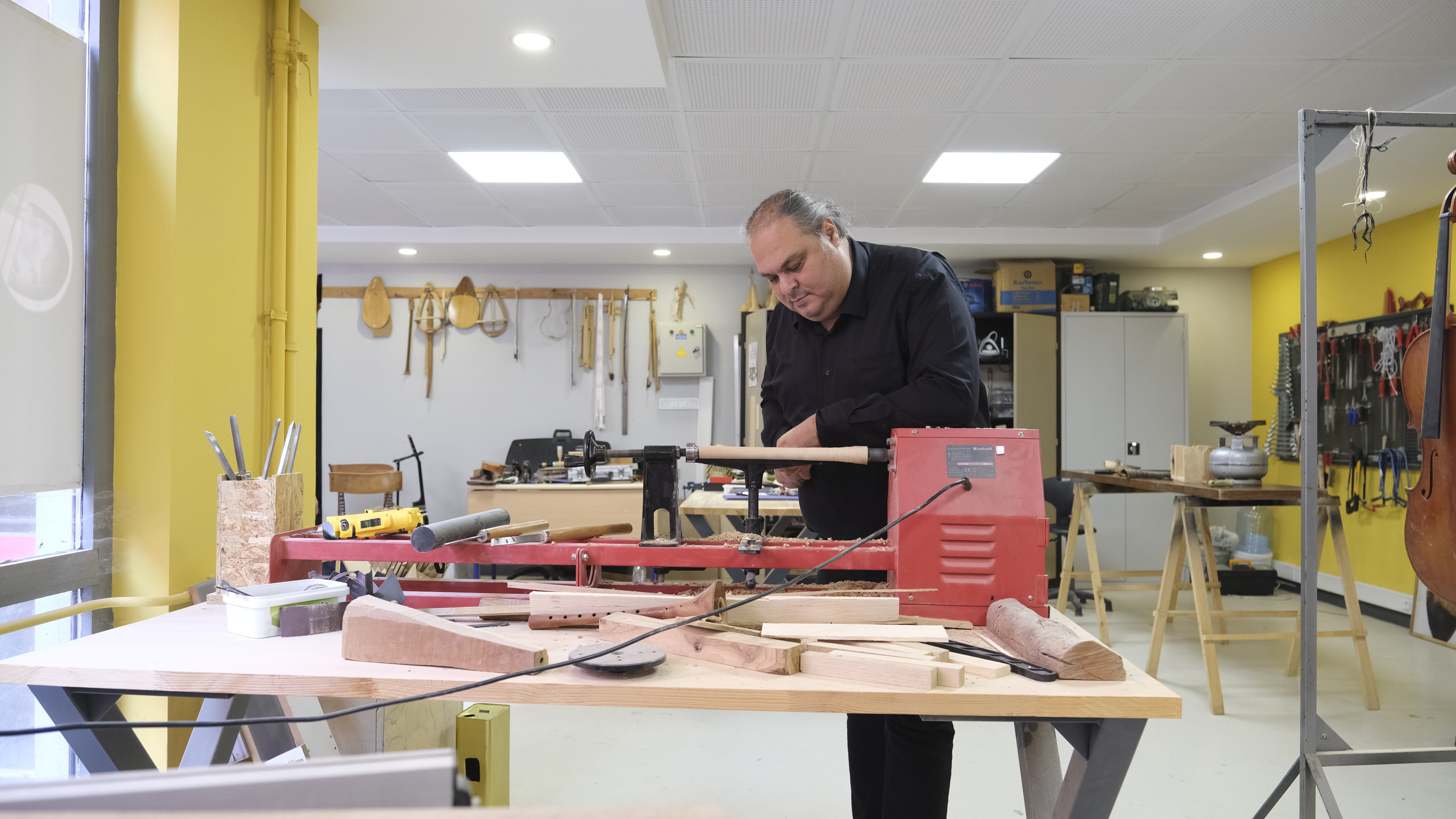 BAKAN KURUM: ATIK MALZEMELER EMRAH ÖĞRETMENİN ELİNDE MELODİYE DÖNÜŞÜYOR