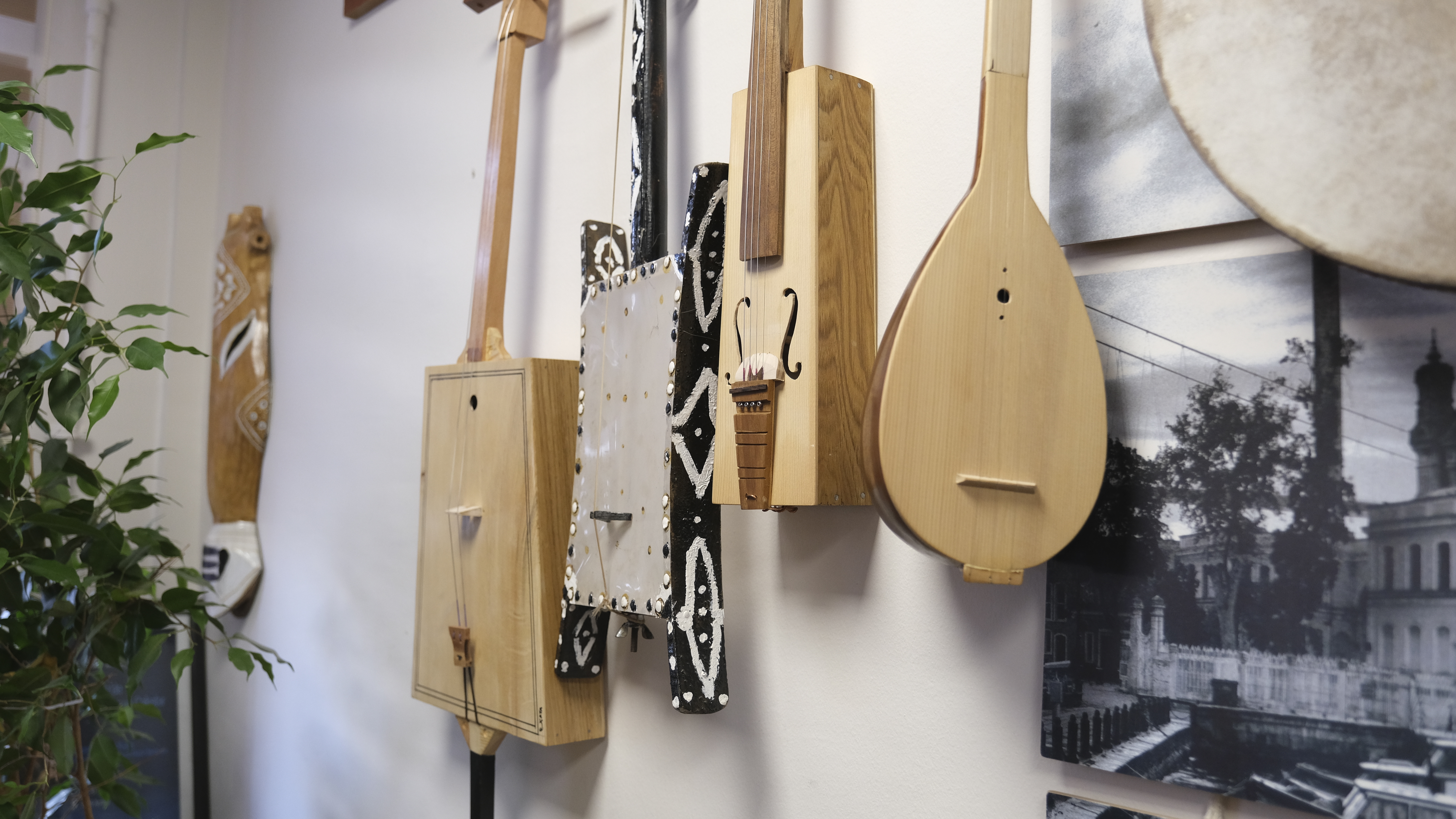 BAKAN KURUM: ATIK MALZEMELER EMRAH ÖĞRETMENİN ELİNDE MELODİYE DÖNÜŞÜYOR