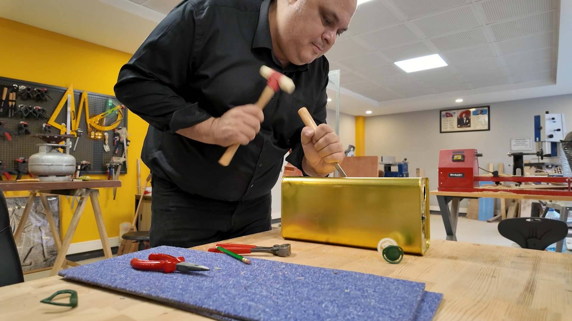 BAKAN KURUM: ATIK MALZEMELER EMRAH ÖĞRETMENİN ELİNDE MELODİYE DÖNÜŞÜYOR