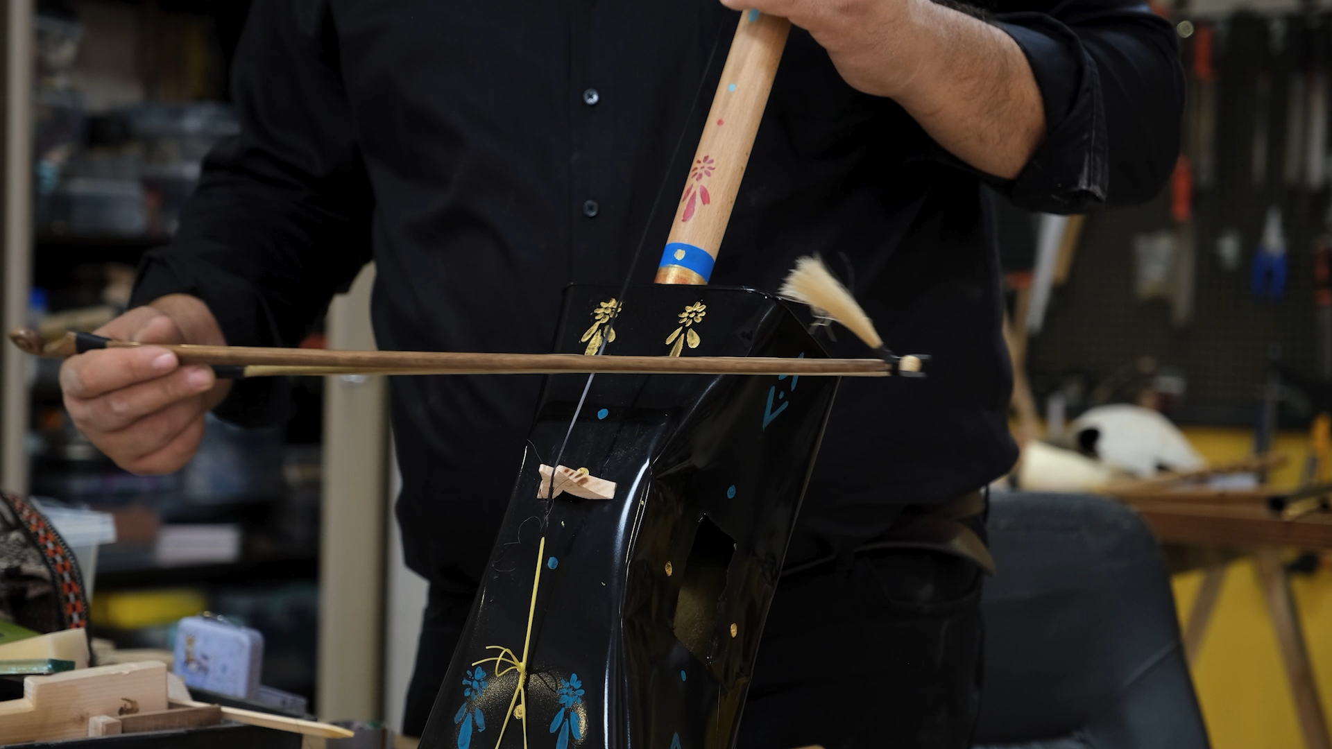 BAKAN KURUM: ATIK MALZEMELER EMRAH ÖĞRETMENİN ELİNDE MELODİYE DÖNÜŞÜYOR