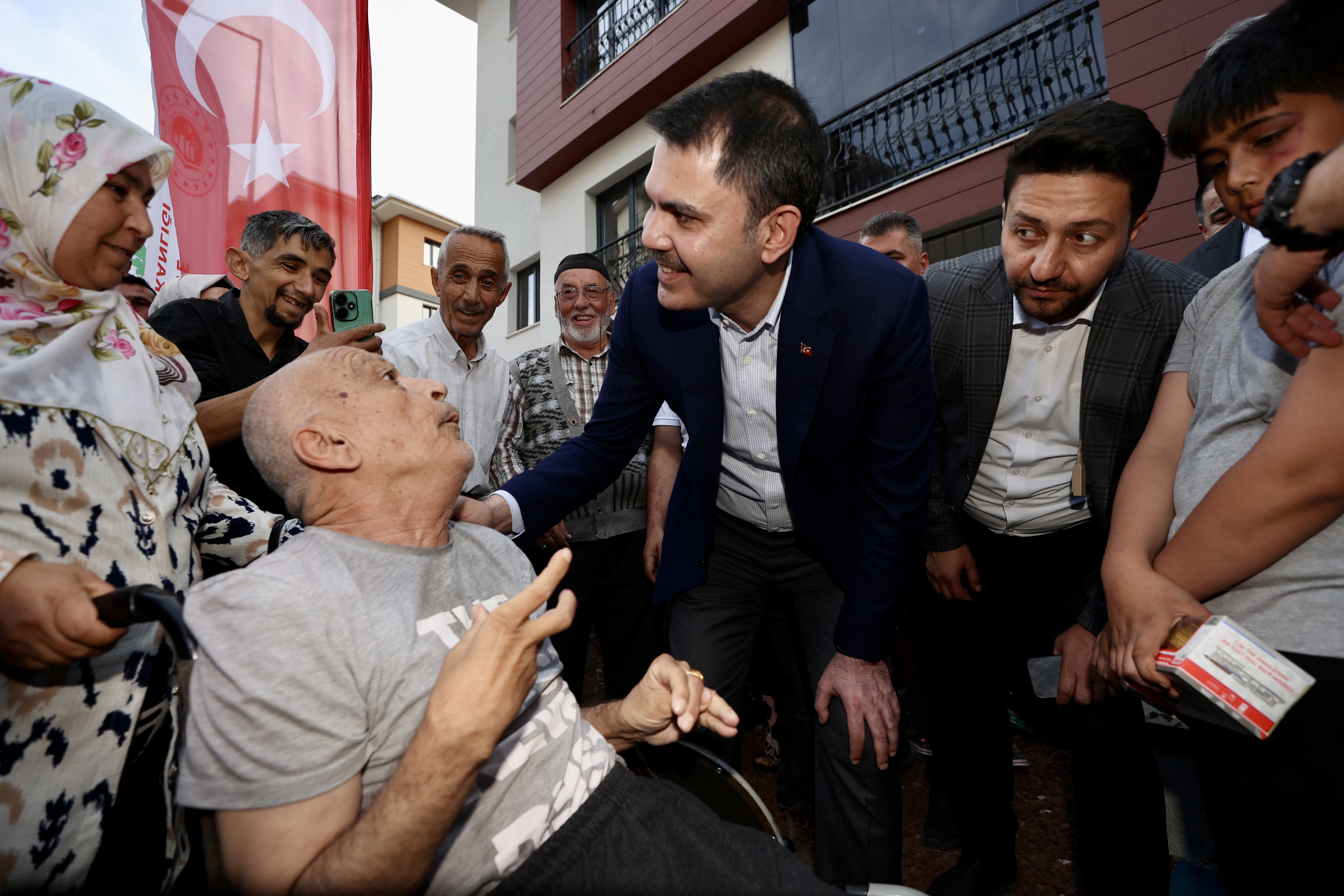 BAKAN KURUM’DAN DEPREMZEDE AİLEYE ZİYARET