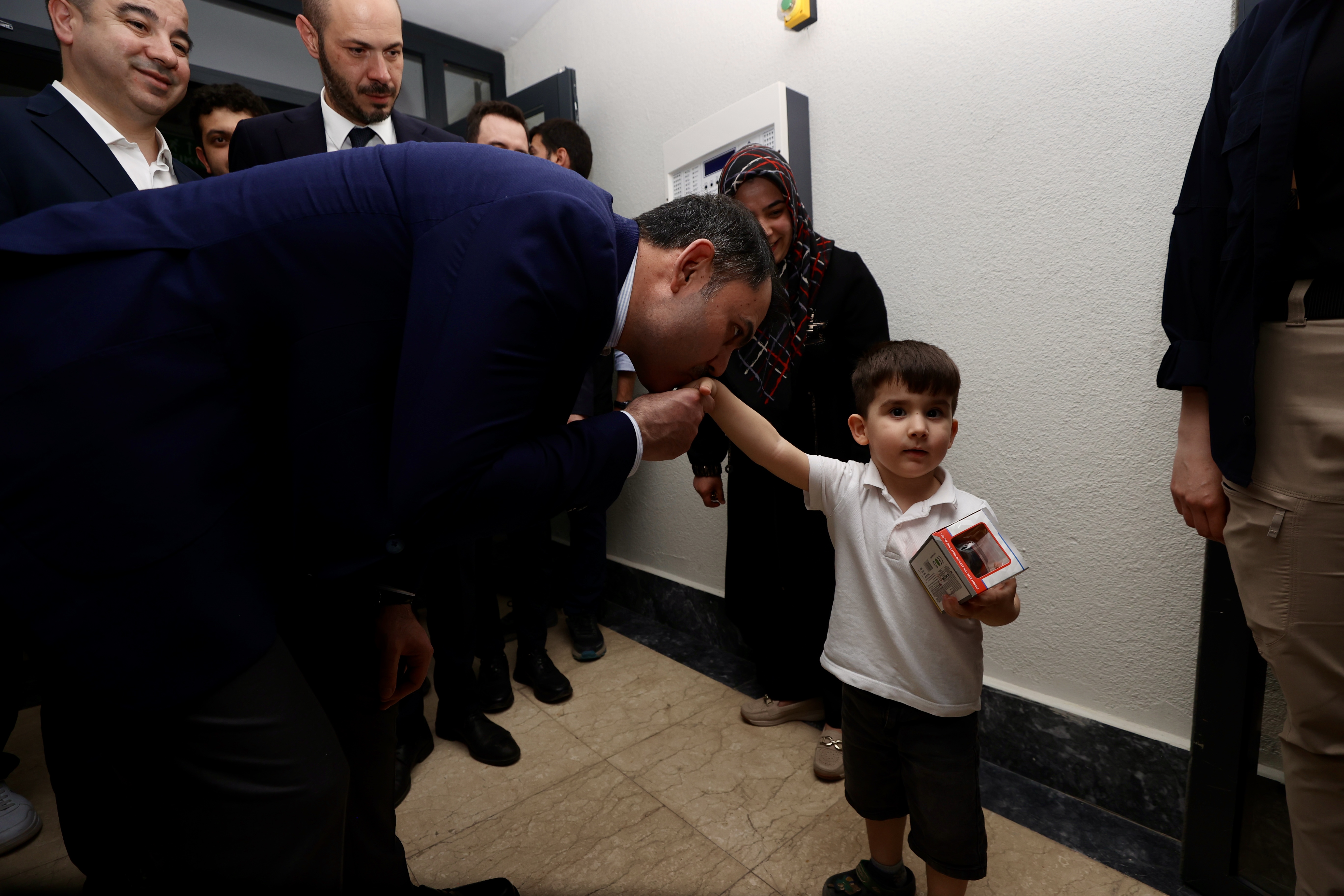 BAKAN KURUM’DAN DEPREMZEDE AİLEYE ZİYARET