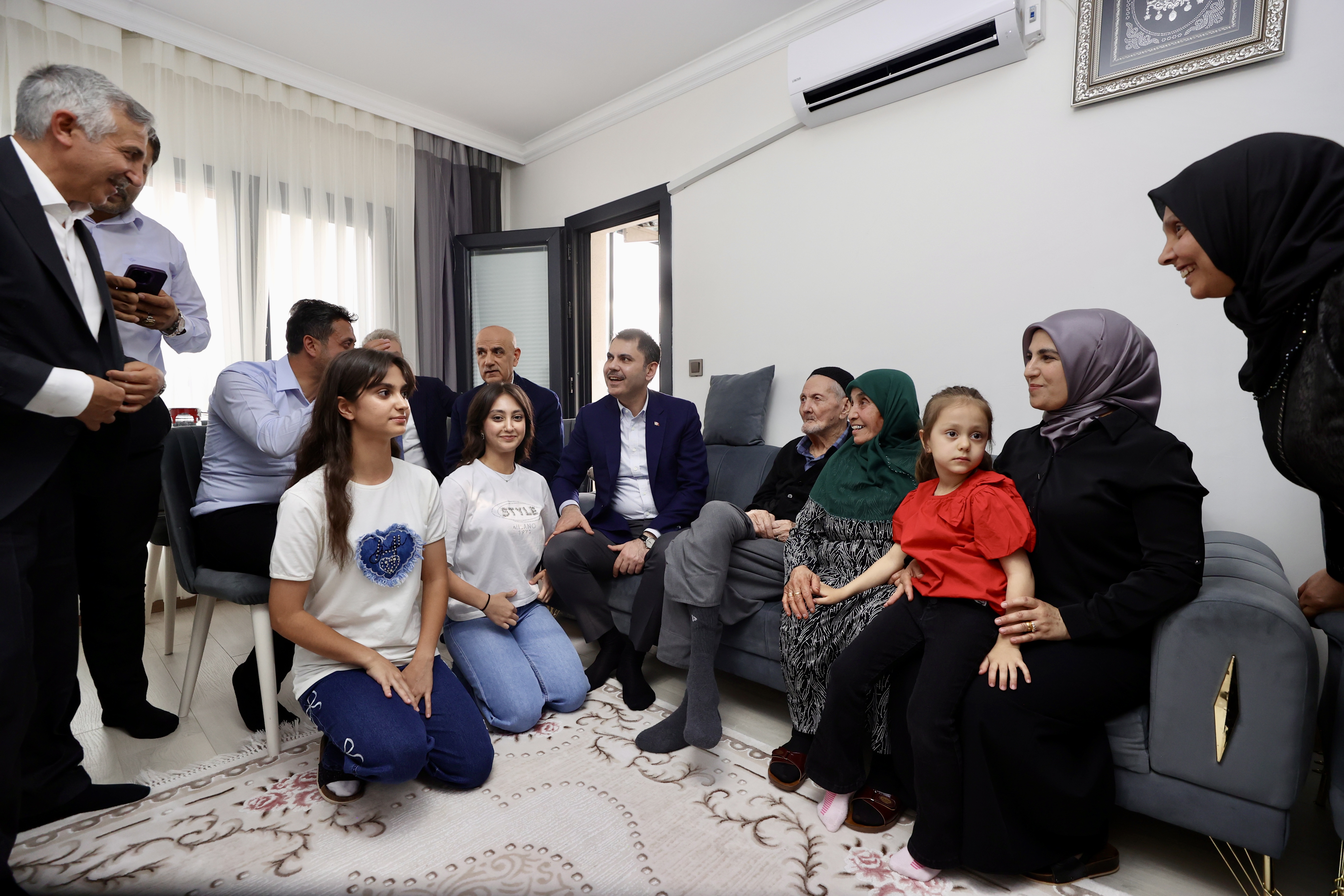 BAKAN KURUM’DAN DEPREMZEDE AİLEYE ZİYARET